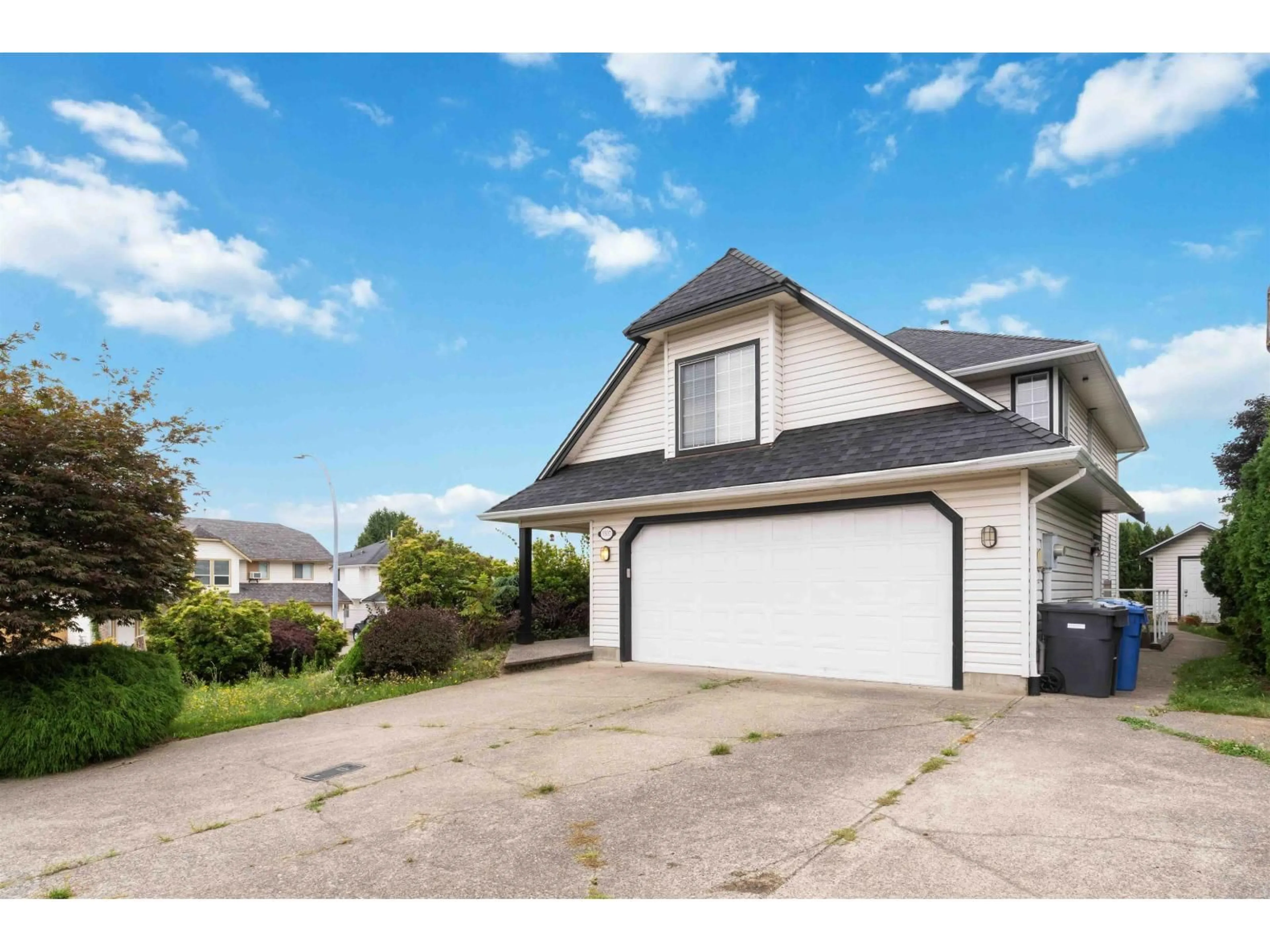 Home with vinyl exterior material, street for 3307 ROCKHILL PLACE PLACE, Abbotsford British Columbia V2T5J7