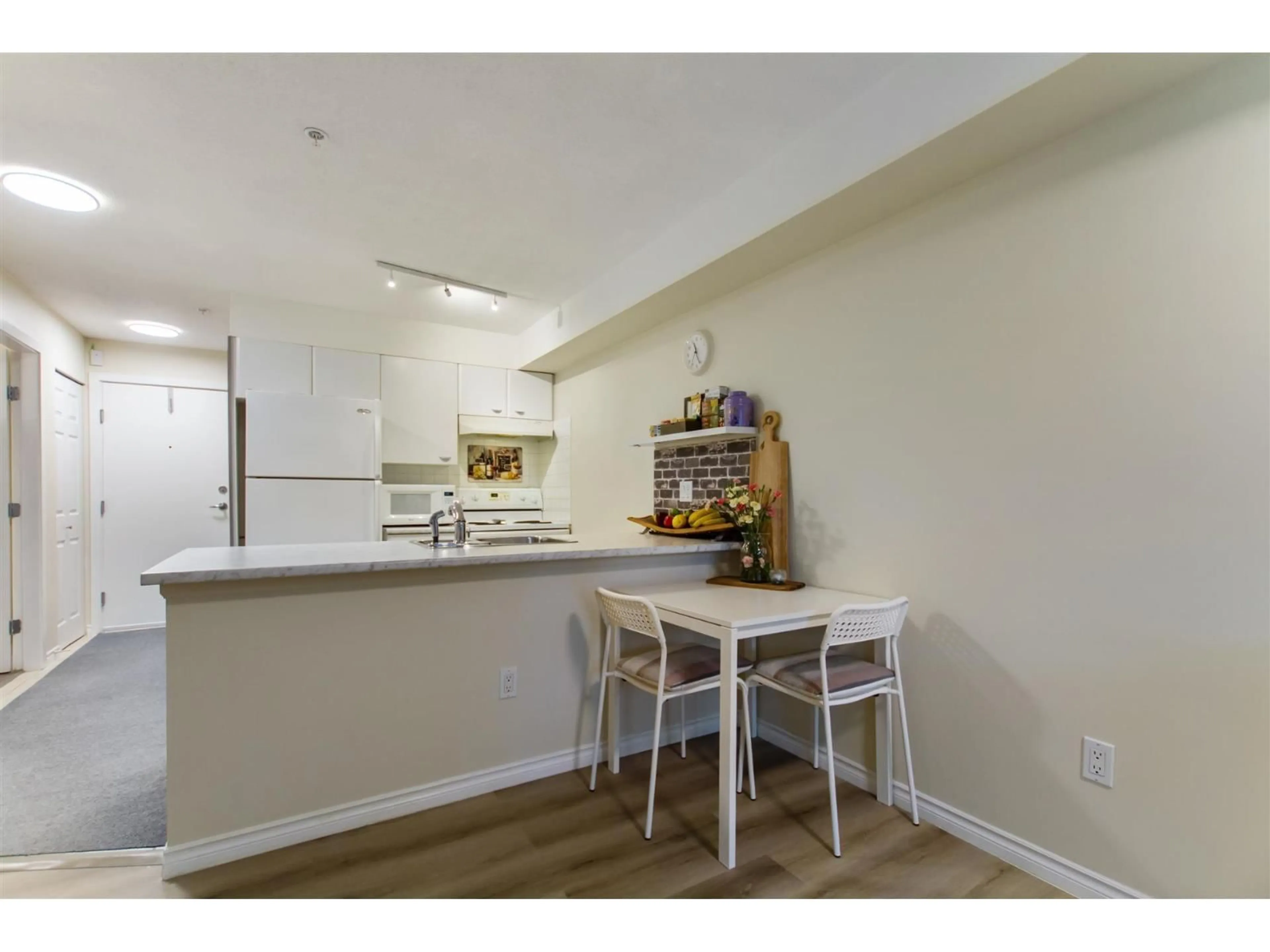Standard kitchen, unknown for 107 - 14877 100 AVENUE, Surrey British Columbia V3R3H1