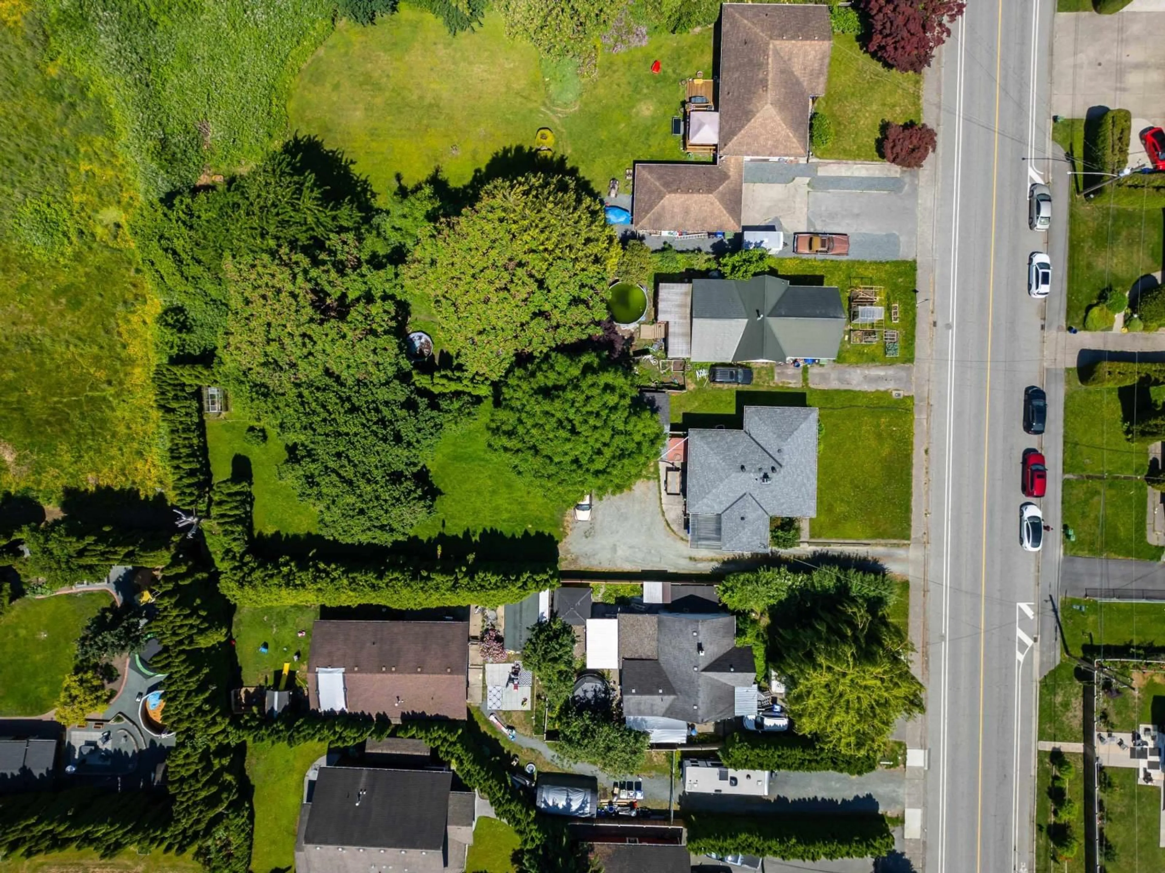 A pic from outside/outdoor area/front of a property/back of a property/a pic from drone, street for 9533 BROADWAY STREET, Chilliwack British Columbia V2P5T8