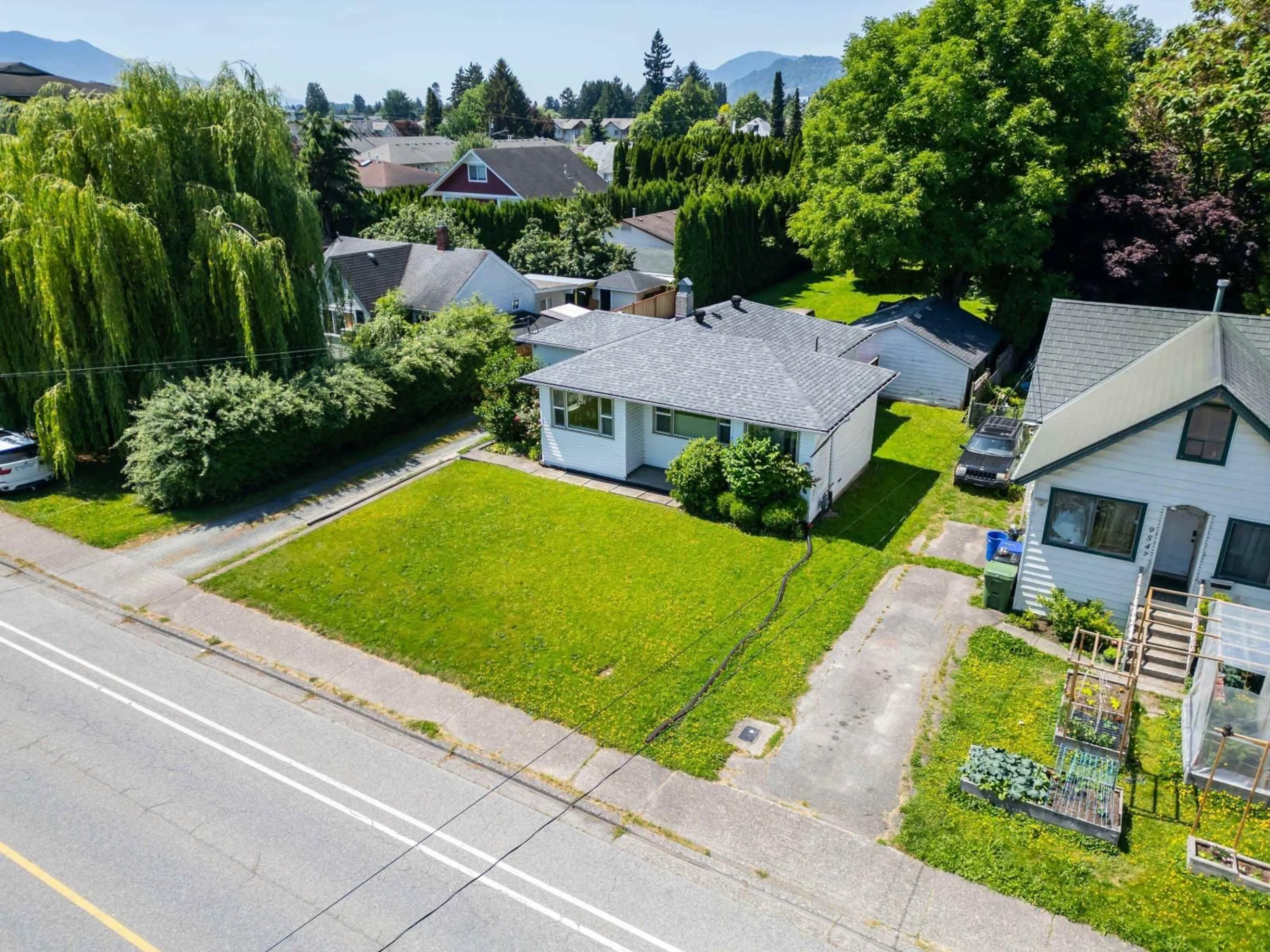 A pic from outside/outdoor area/front of a property/back of a property/a pic from drone, street for 9533 BROADWAY STREET, Chilliwack British Columbia V2P5T8