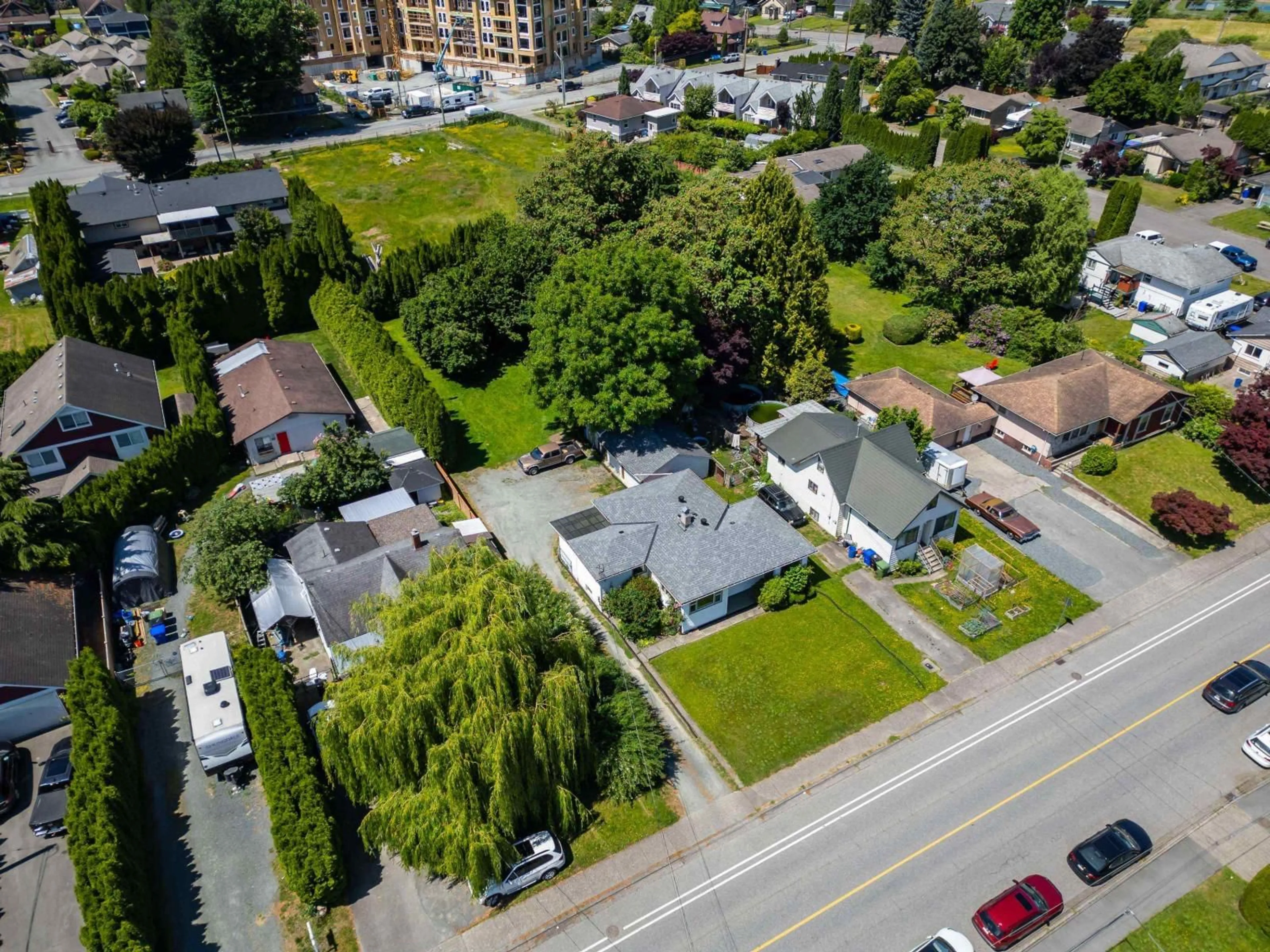 A pic from outside/outdoor area/front of a property/back of a property/a pic from drone, street for 9533 BROADWAY STREET, Chilliwack British Columbia V2P5T8
