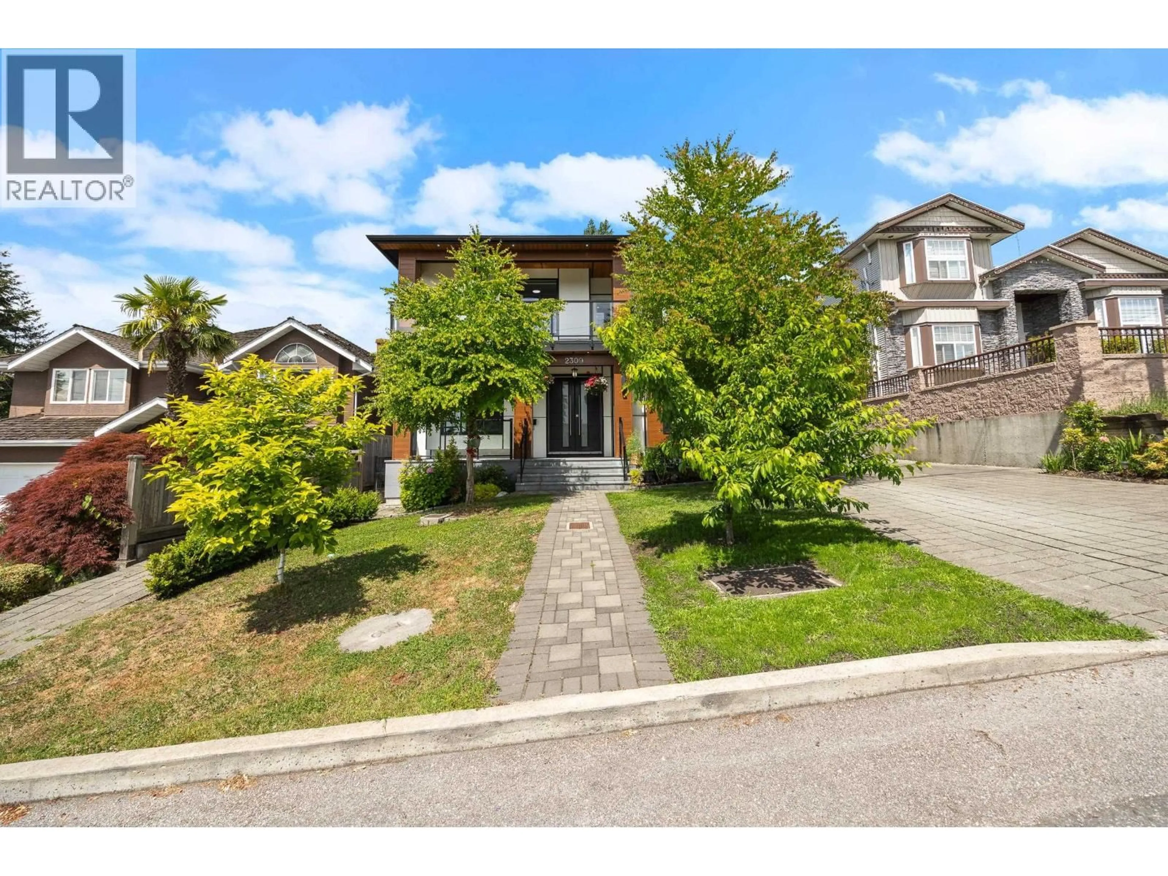 A pic from outside/outdoor area/front of a property/back of a property/a pic from drone, street for 2309 DUBLIN STREET, New Westminster British Columbia V3M3B3