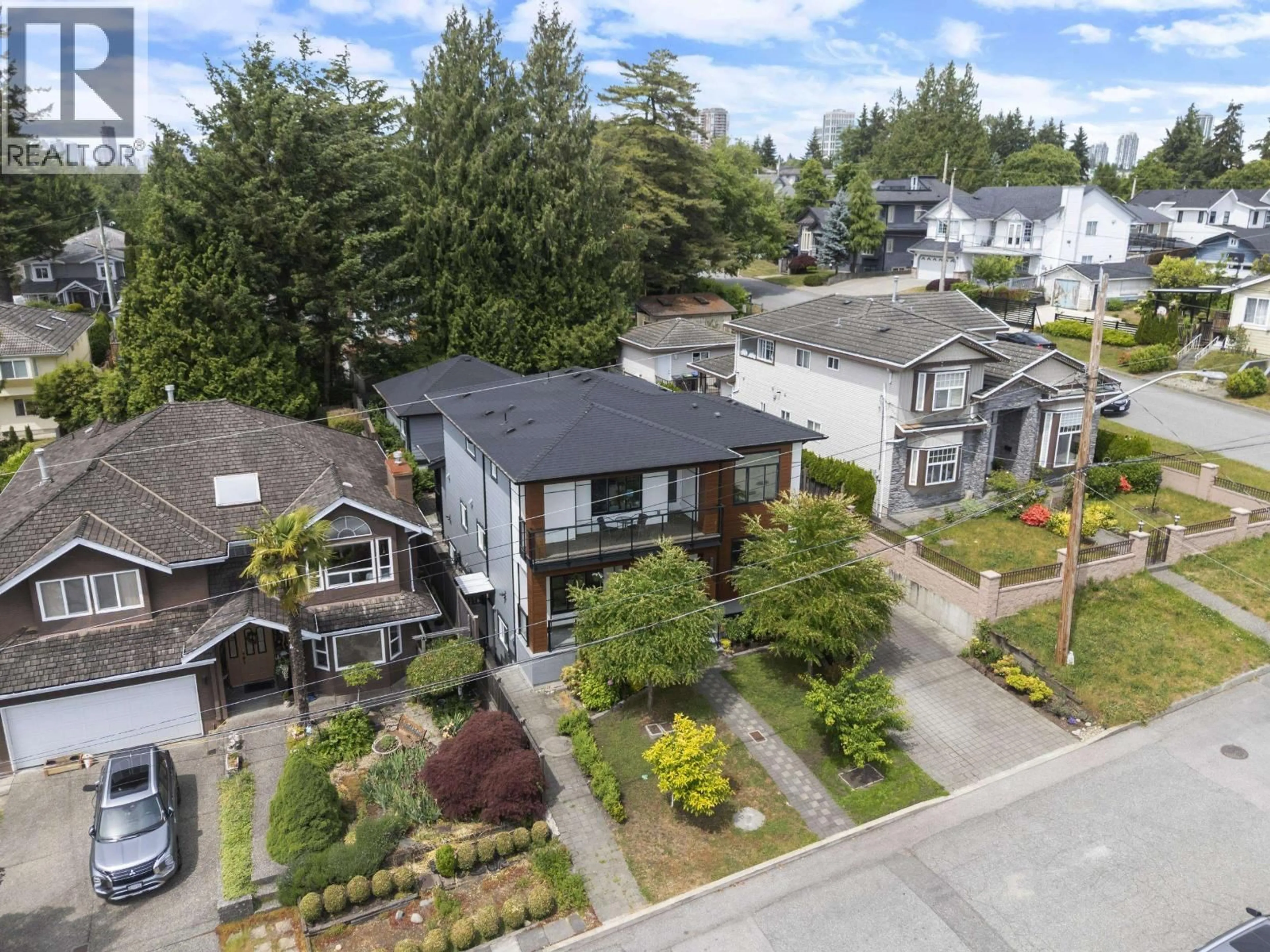 A pic from outside/outdoor area/front of a property/back of a property/a pic from drone, street for 2309 DUBLIN STREET, New Westminster British Columbia V3M3B3