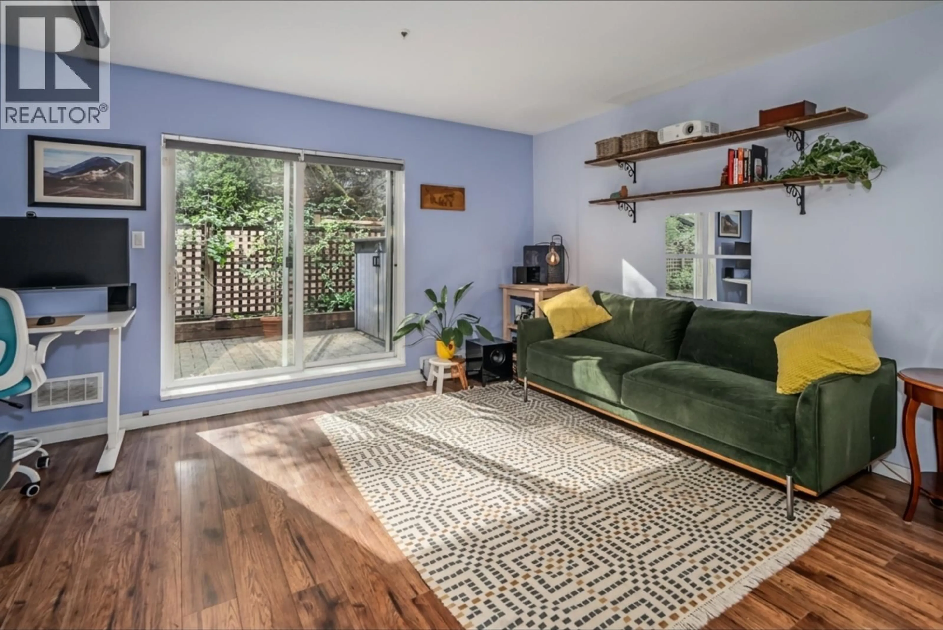 Living room with furniture, unknown for 106 - 526 13TH STREET, New Westminster British Columbia V3M4L9