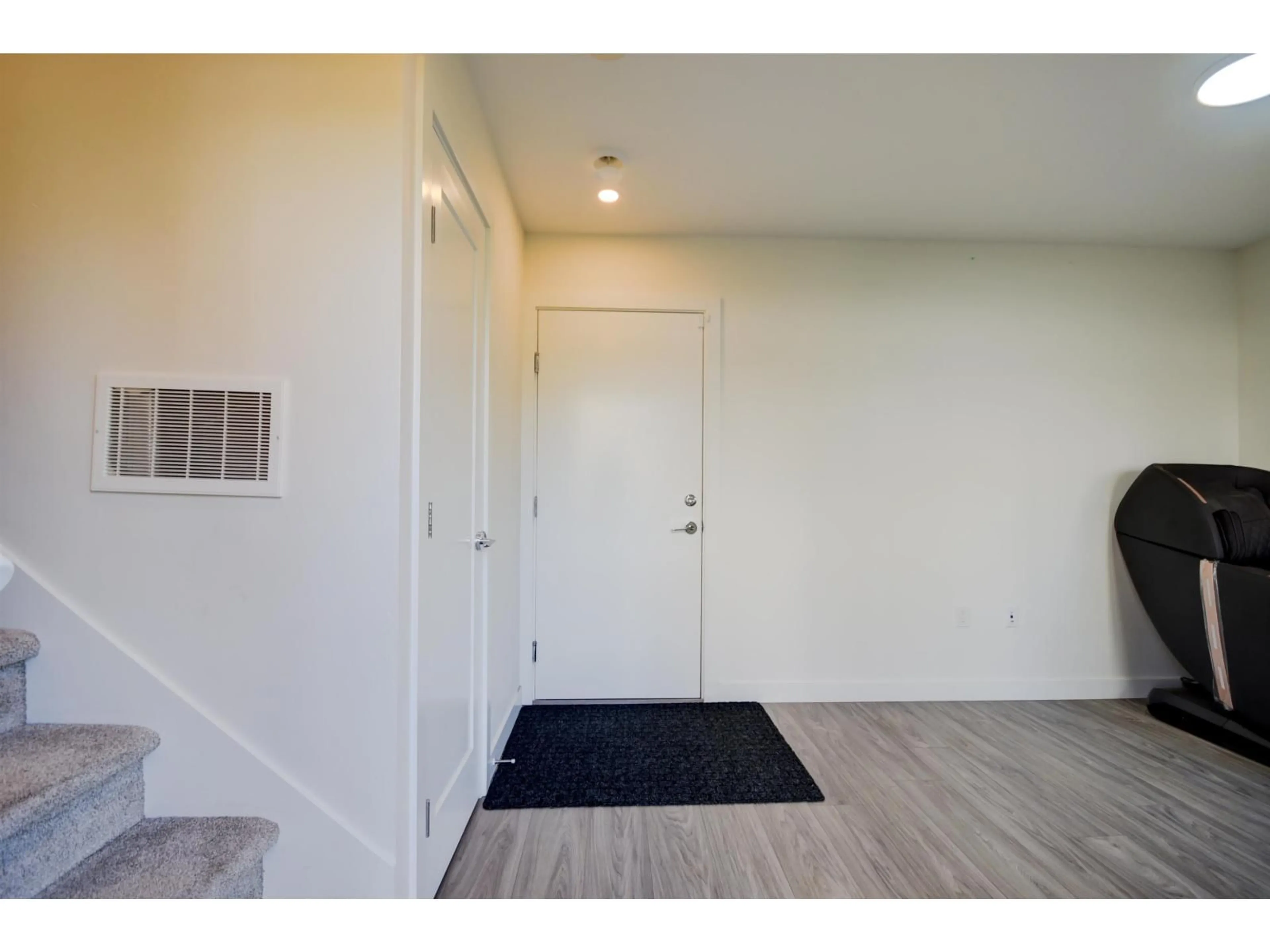 Indoor entryway for 28 - 7288 188 STREET, Surrey British Columbia V4N6W3