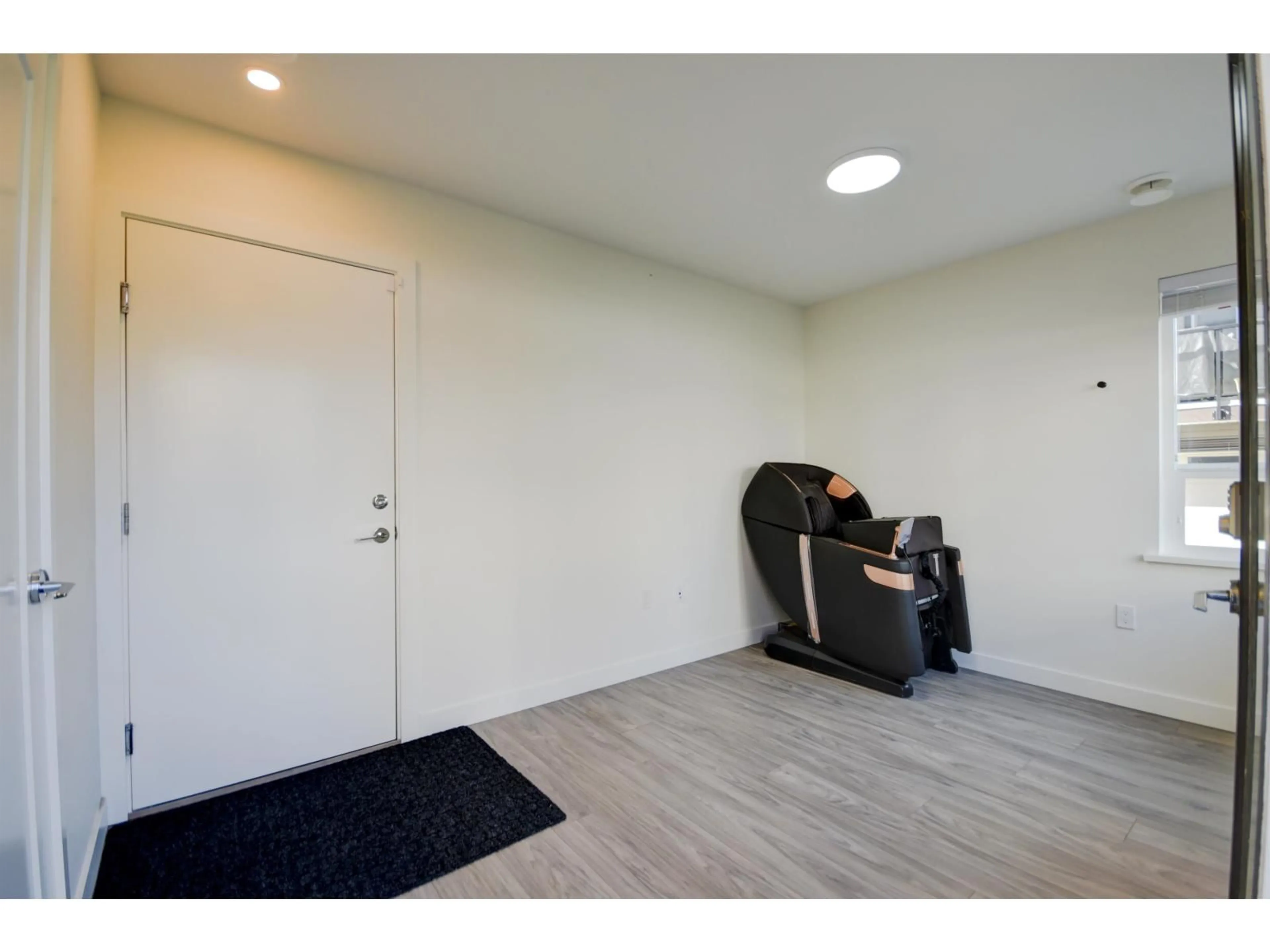 Indoor entryway for 28 - 7288 188 STREET, Surrey British Columbia V4N6W3
