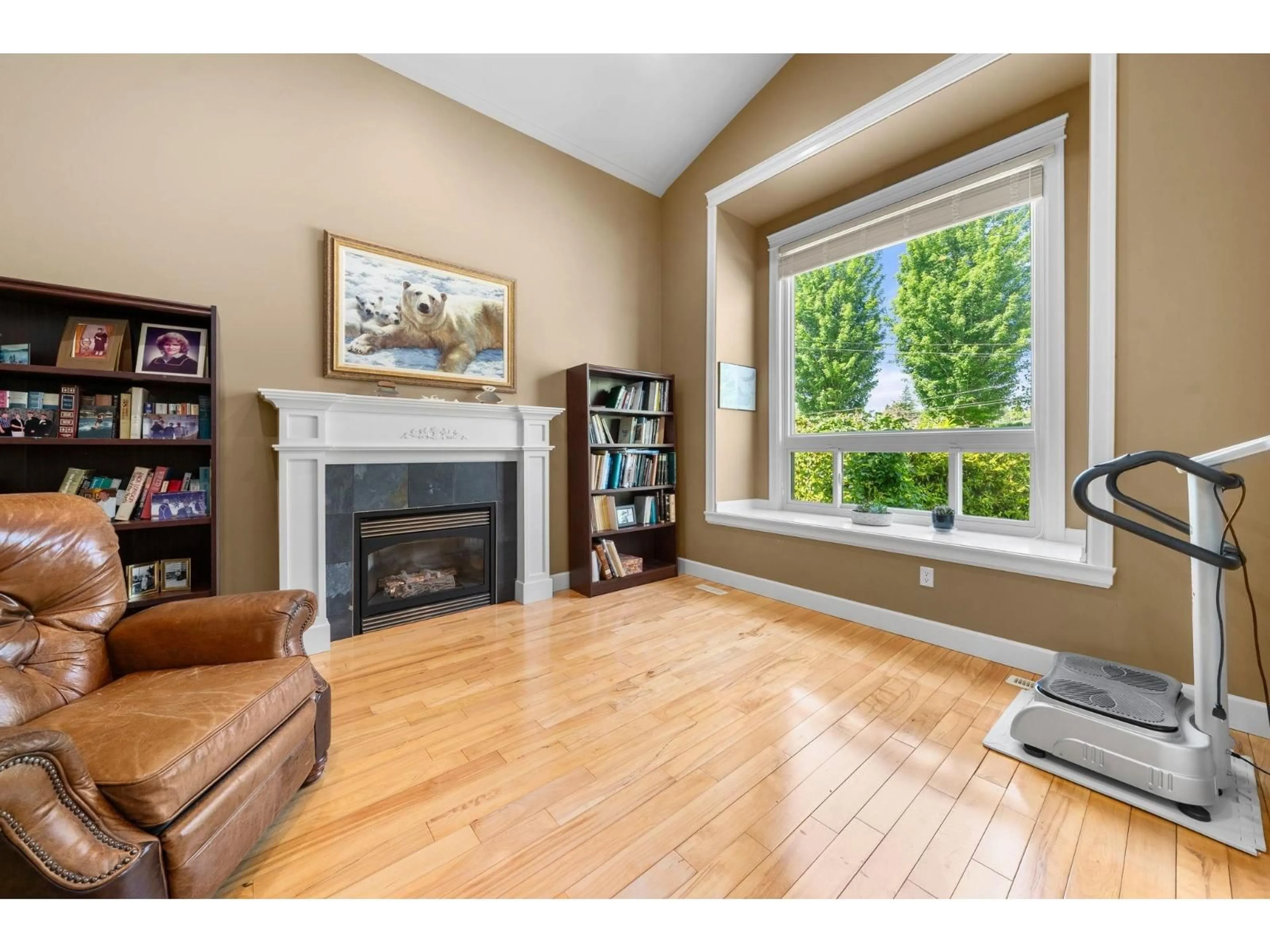 Living room with furniture, wood/laminate floor for 1328 STEVENS STREET, White Rock British Columbia V4B4Y1