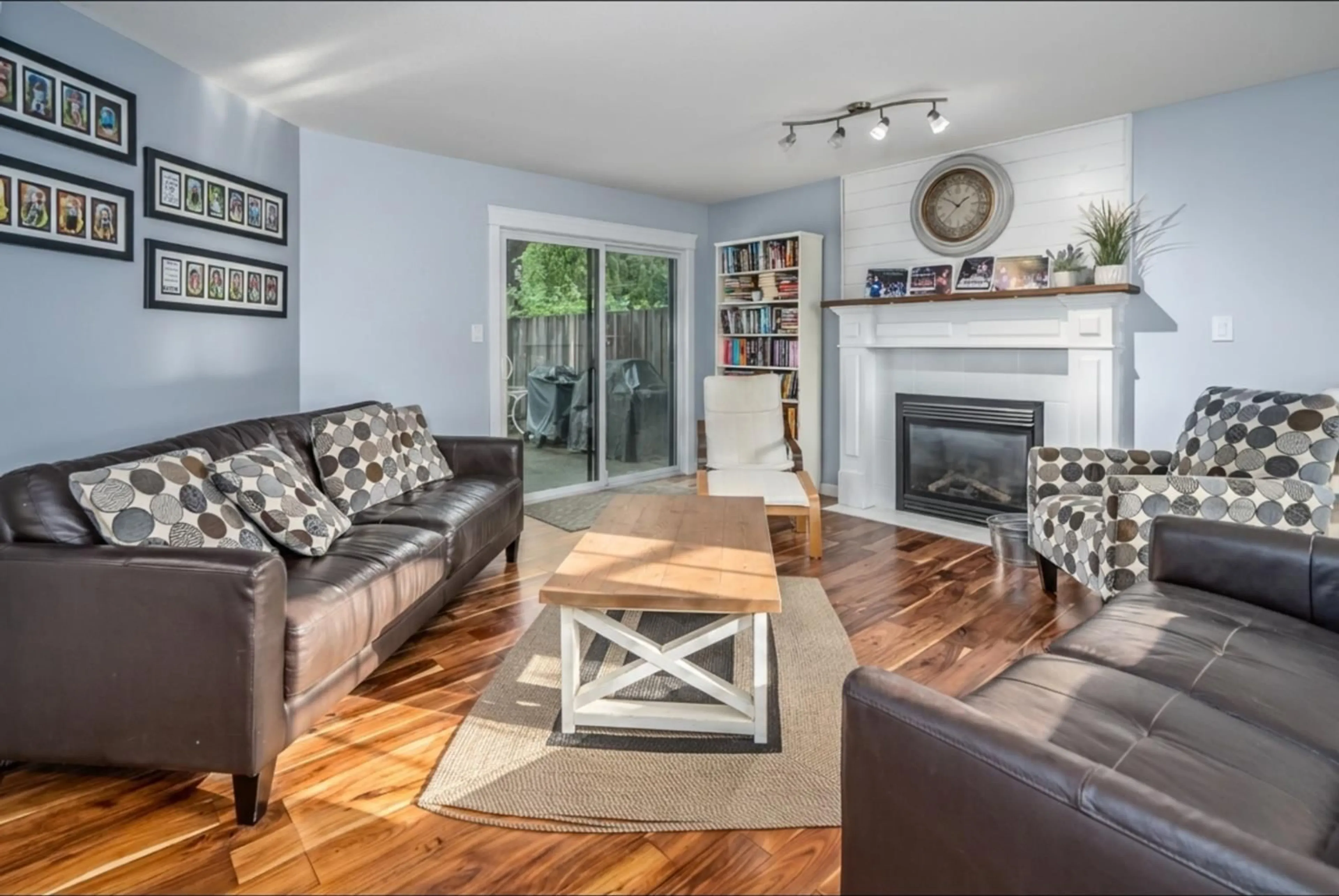 Living room with furniture, wood/laminate floor for 35452 STRATHCONA COURT, Abbotsford British Columbia V3G3A2