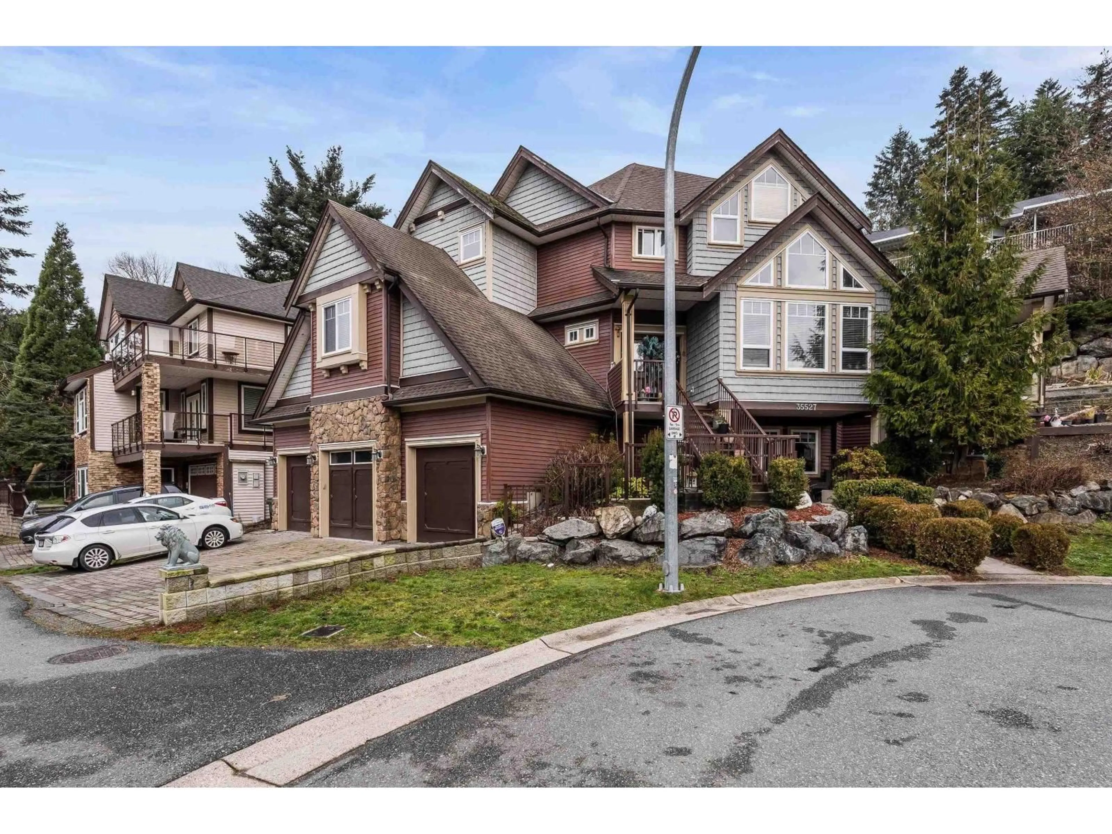 A pic from outside/outdoor area/front of a property/back of a property/a pic from drone, street for 35527 ZANATTA PLACE, Abbotsford British Columbia V3G0B4