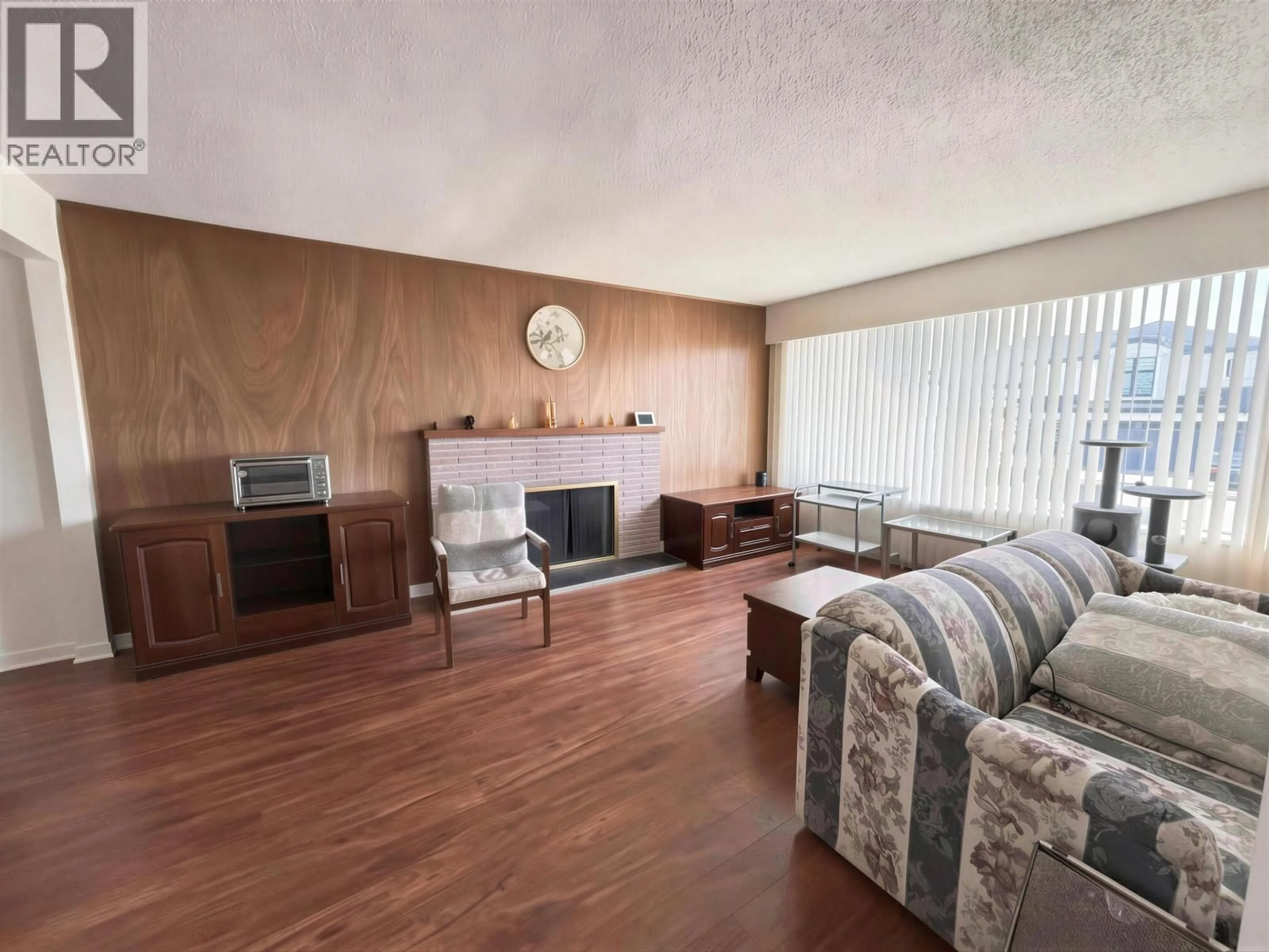 Living room with furniture, wood/laminate floor for 10580 DENNIS CRESCENT, Richmond British Columbia V7A3R5