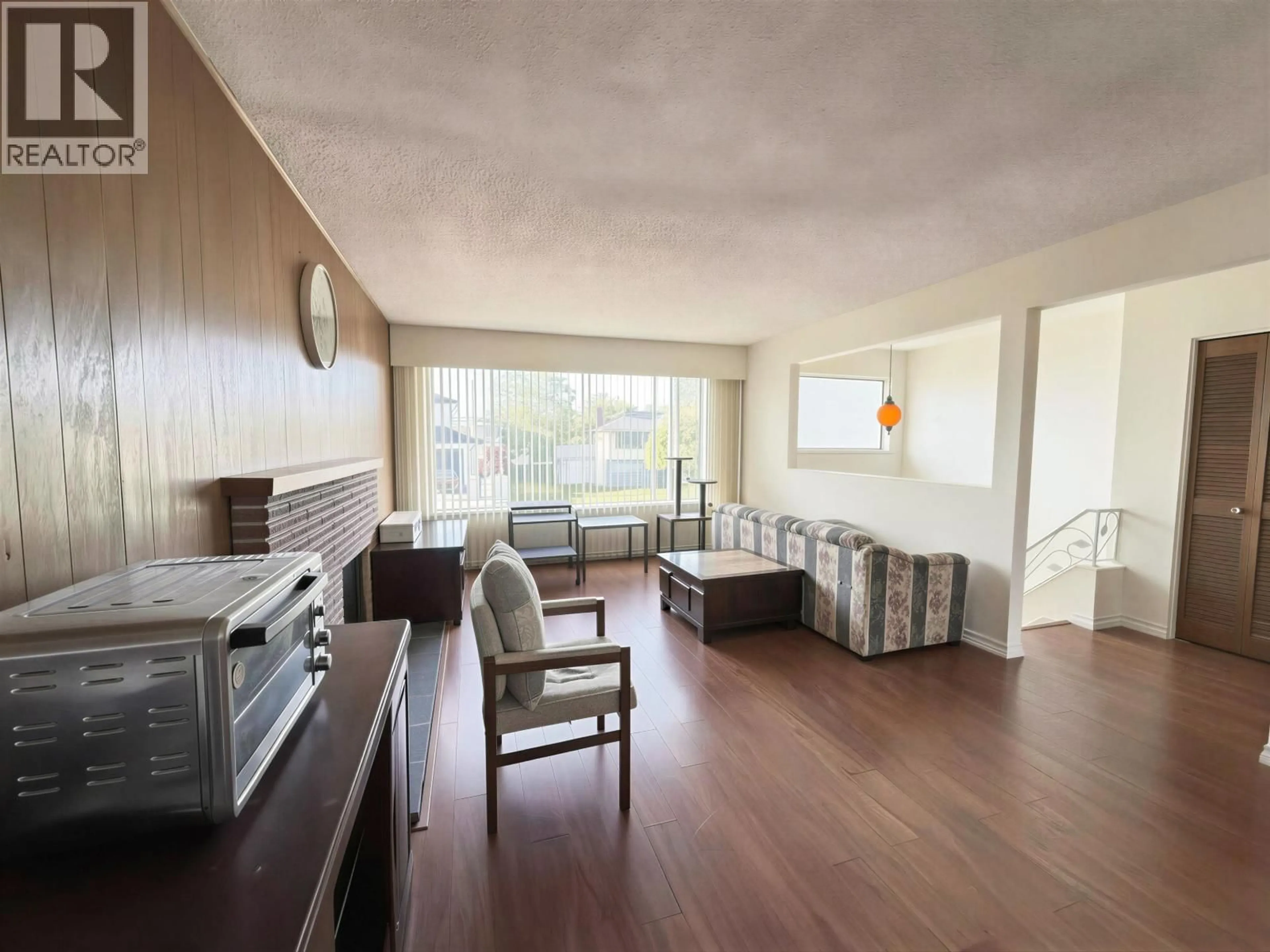 Living room with furniture, wood/laminate floor for 10580 DENNIS CRESCENT, Richmond British Columbia V7A3R5