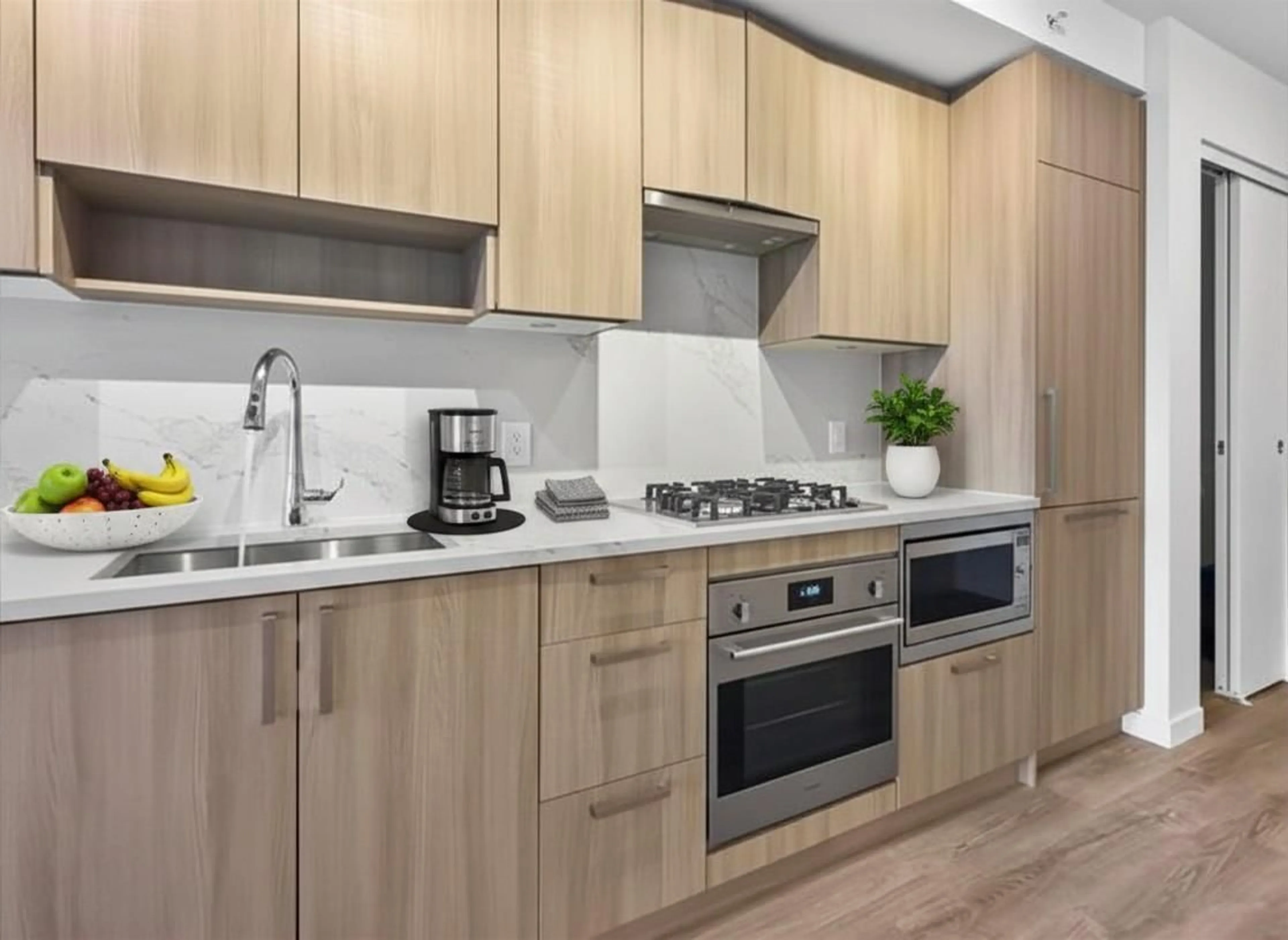 Standard kitchen, wood/laminate floor for 3103 - 13350 CENTRAL AVENUE, Surrey British Columbia V3T0S1