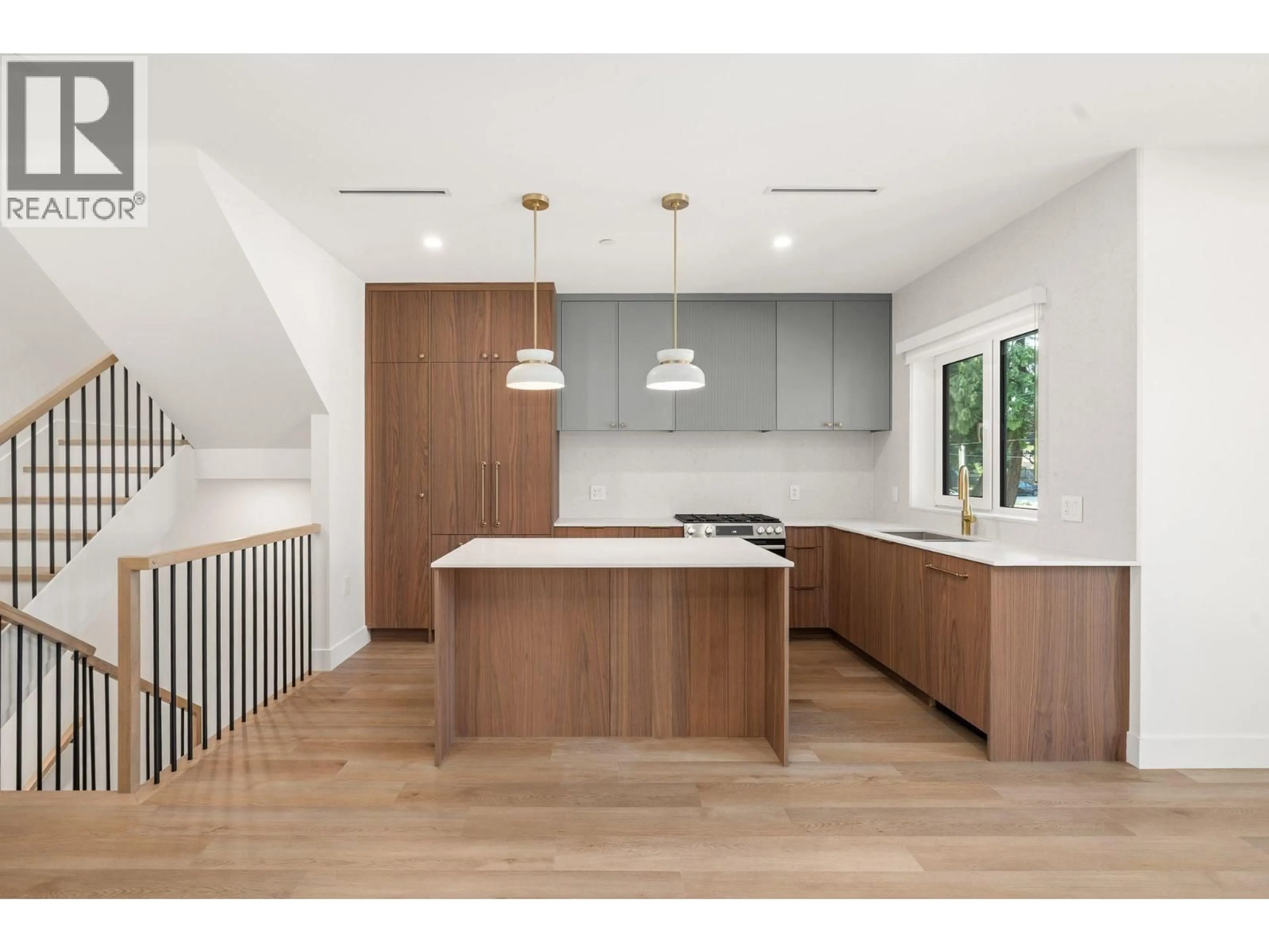 Open concept kitchen, wood/laminate floor for SL 3 - 2333 54TH AVENUE, Vancouver British Columbia V5S1X1