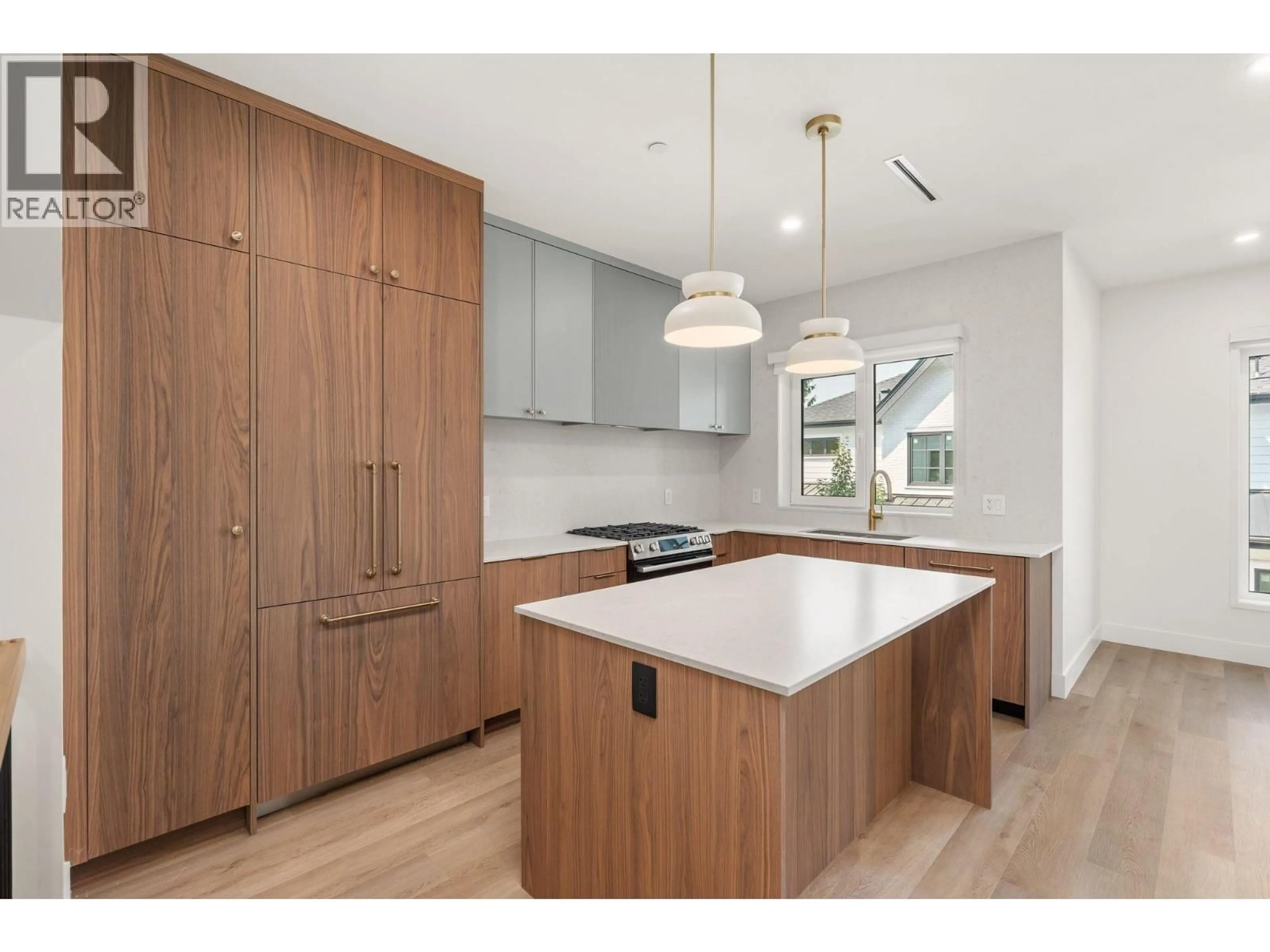Open concept kitchen, wood/laminate floor for SL 3 - 2333 54TH AVENUE, Vancouver British Columbia V5S1X1