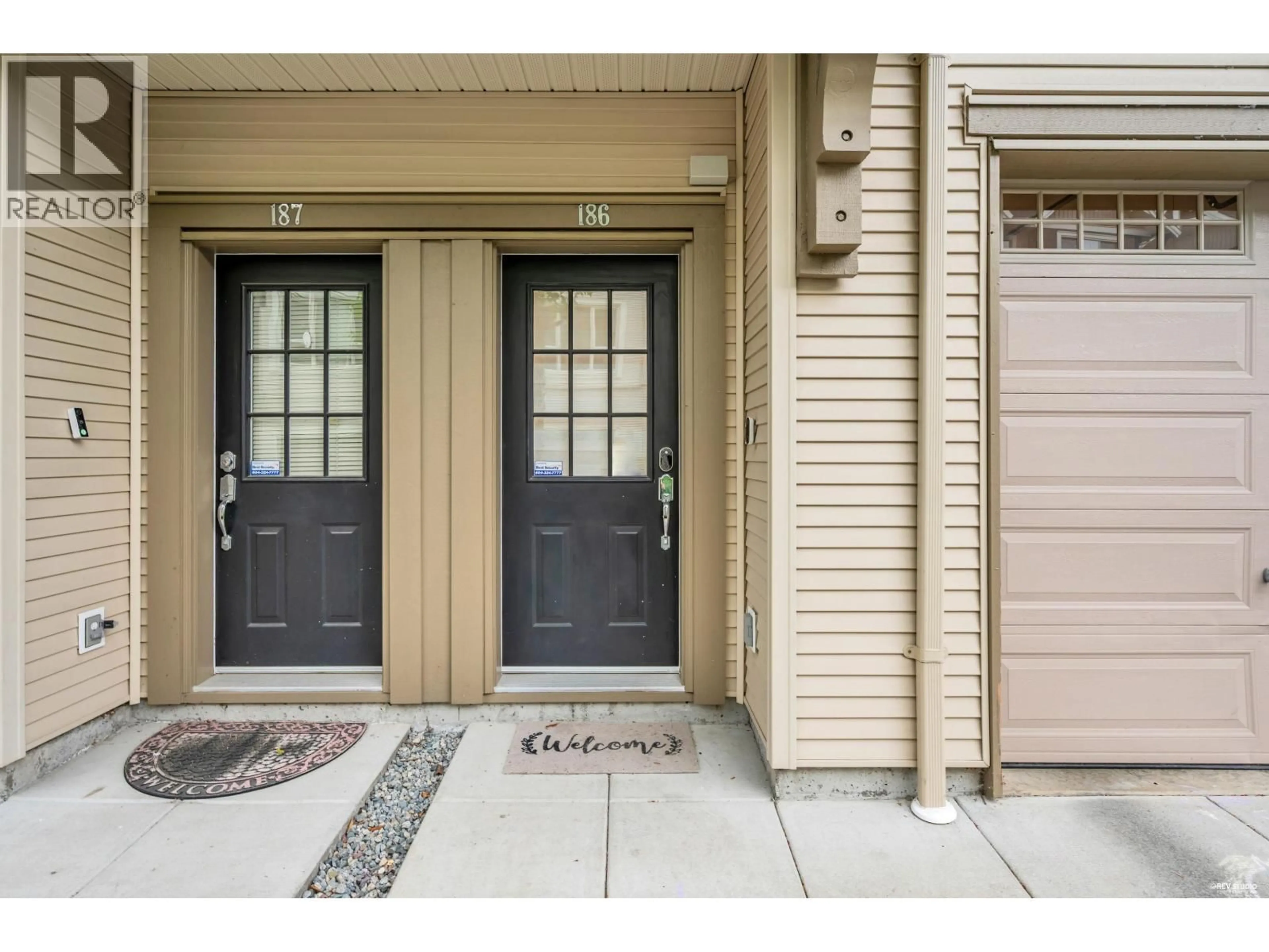 Indoor entryway for 186 - 3105 DAYANEE SPRINGS BOULEVARD, Coquitlam British Columbia V3E0C2