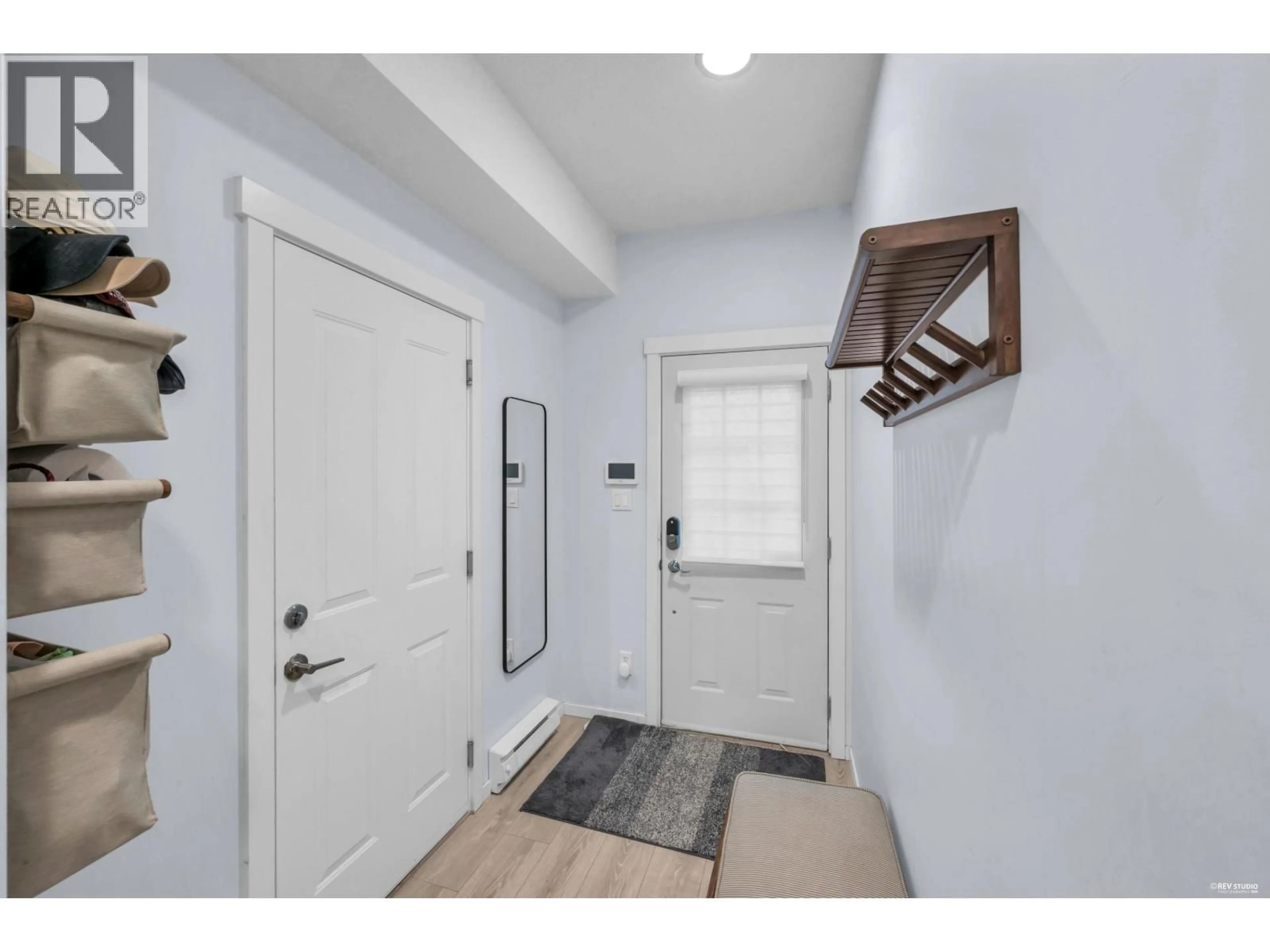 Indoor entryway for 186 - 3105 DAYANEE SPRINGS BOULEVARD, Coquitlam British Columbia V3E0C2