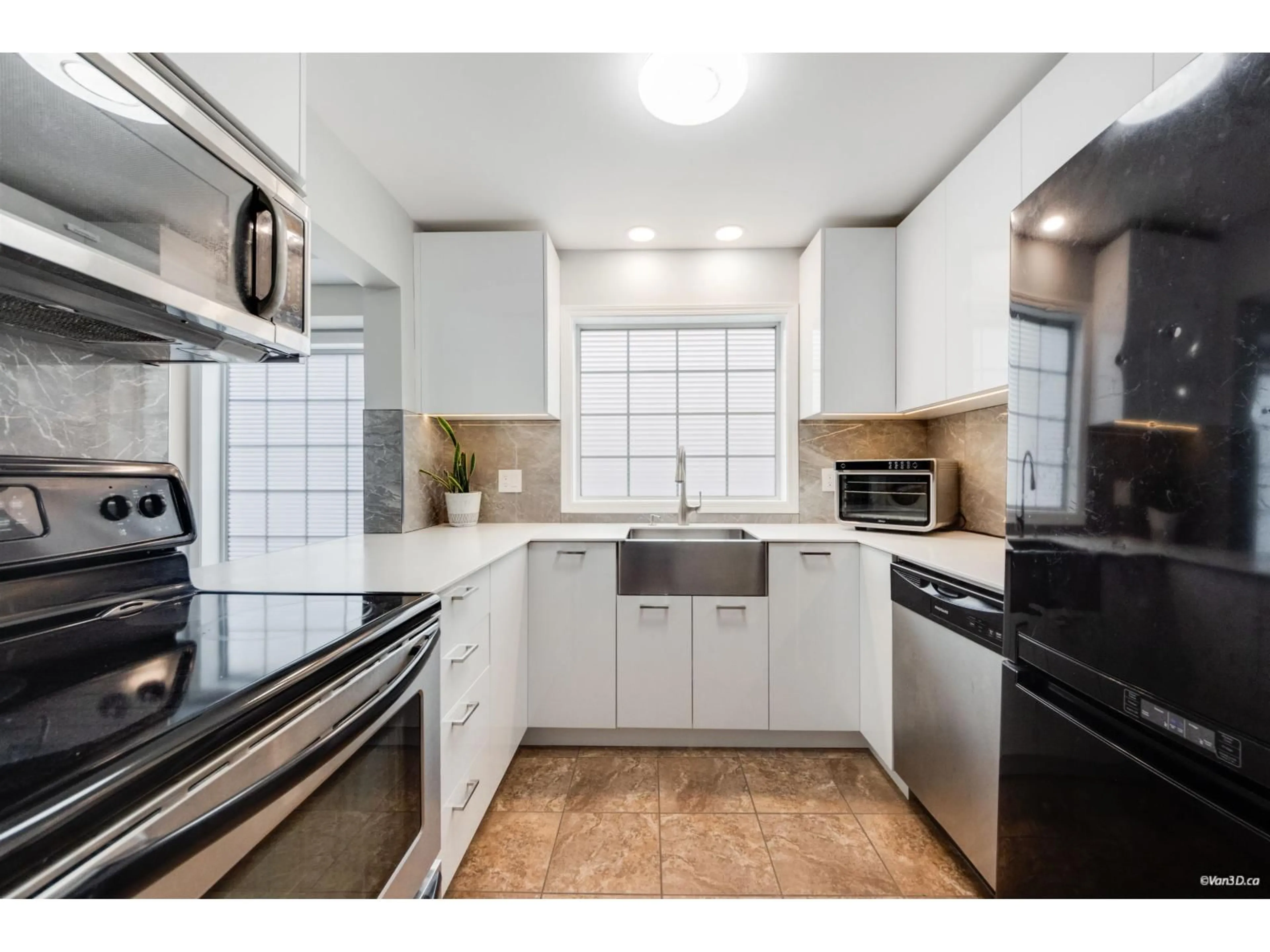 Standard kitchen, ceramic/tile floor for 1 - 9437 HAZEL STREET, Chilliwack British Columbia V2P5M9