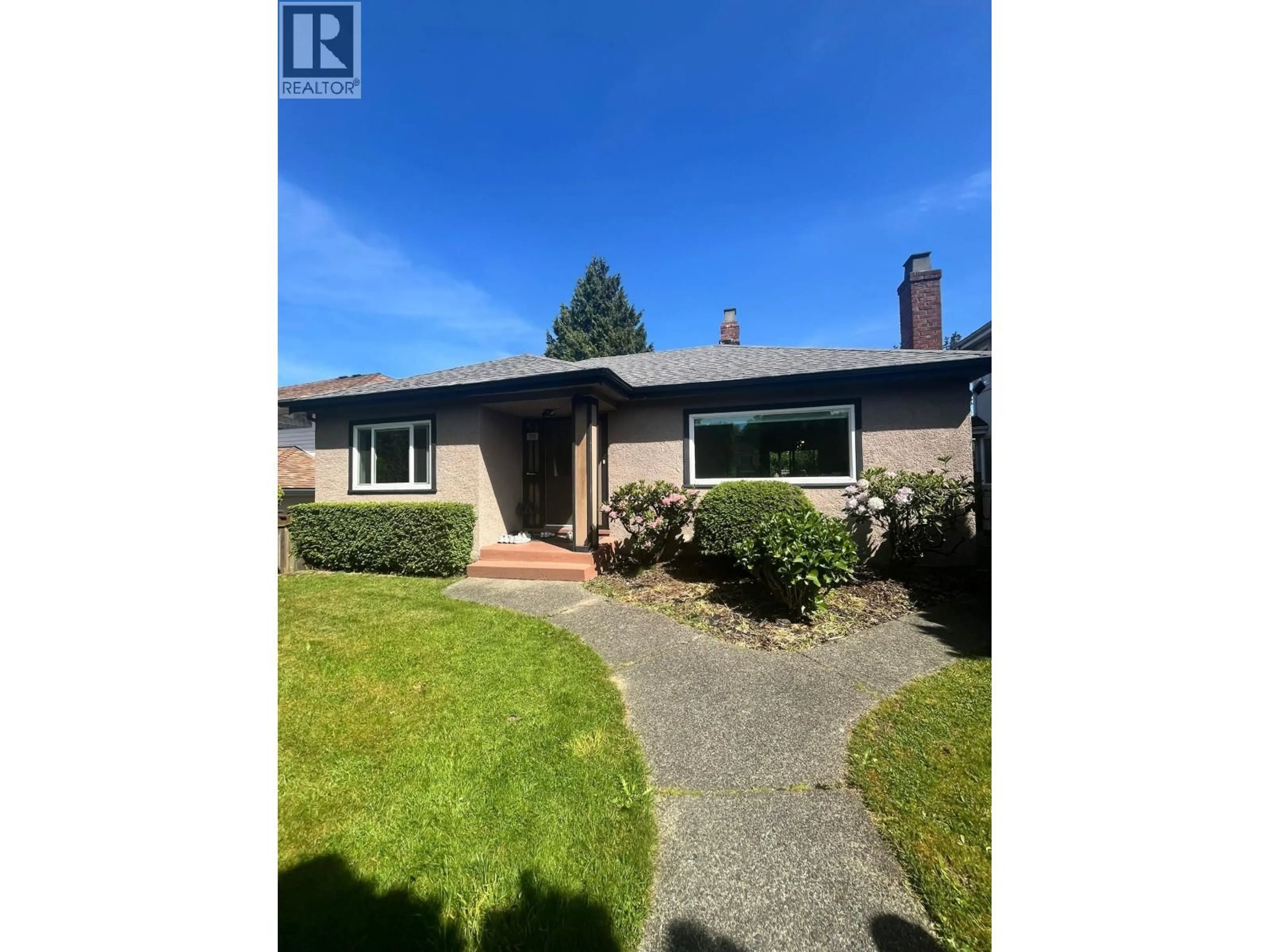 A pic from outside/outdoor area/front of a property/back of a property/a pic from drone, street for 731 KING EDWARD STREET, Vancouver British Columbia V5Z2C7