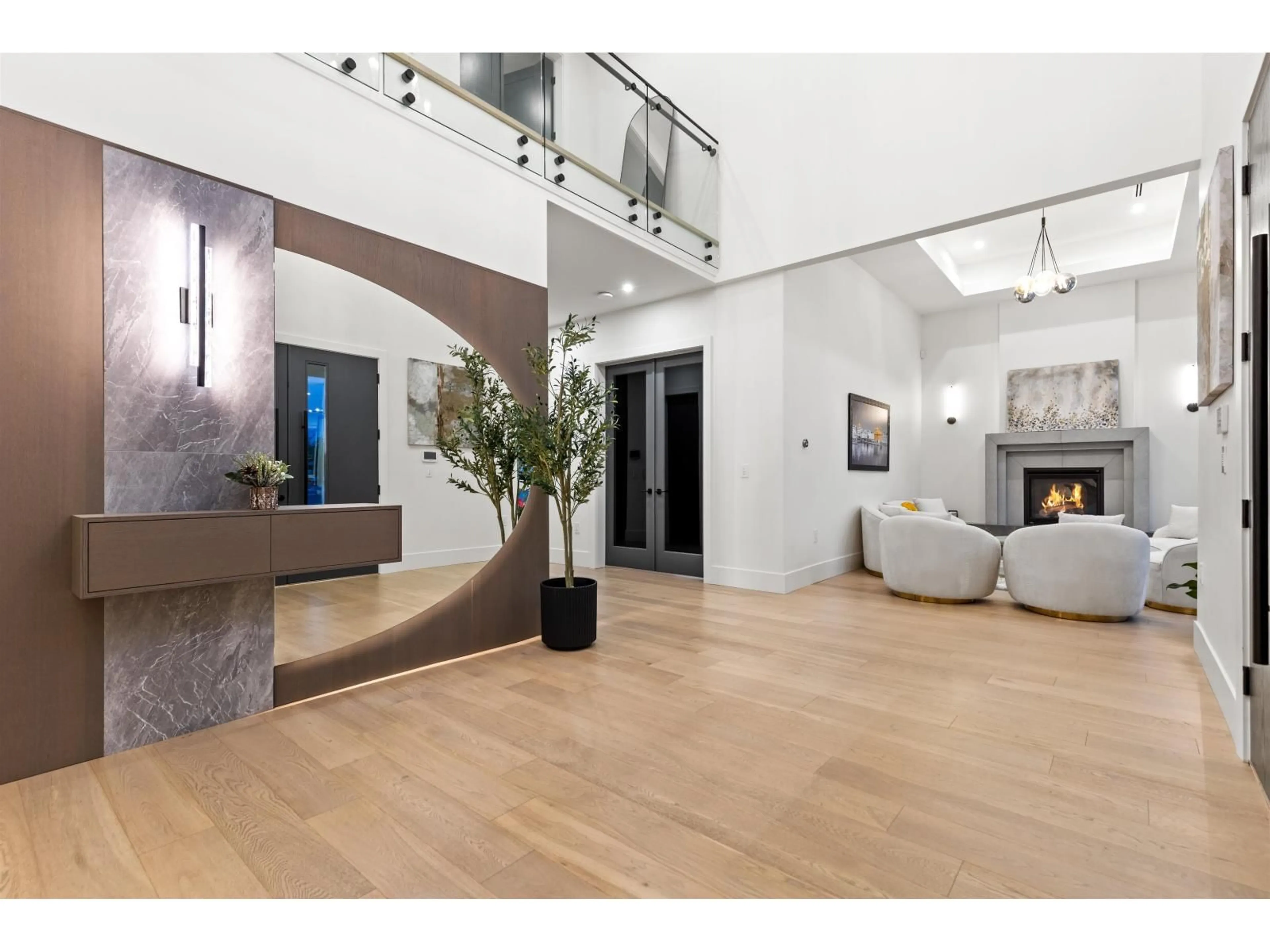 Indoor foyer for 14295 73A AVENUE, Surrey British Columbia V3W2R9