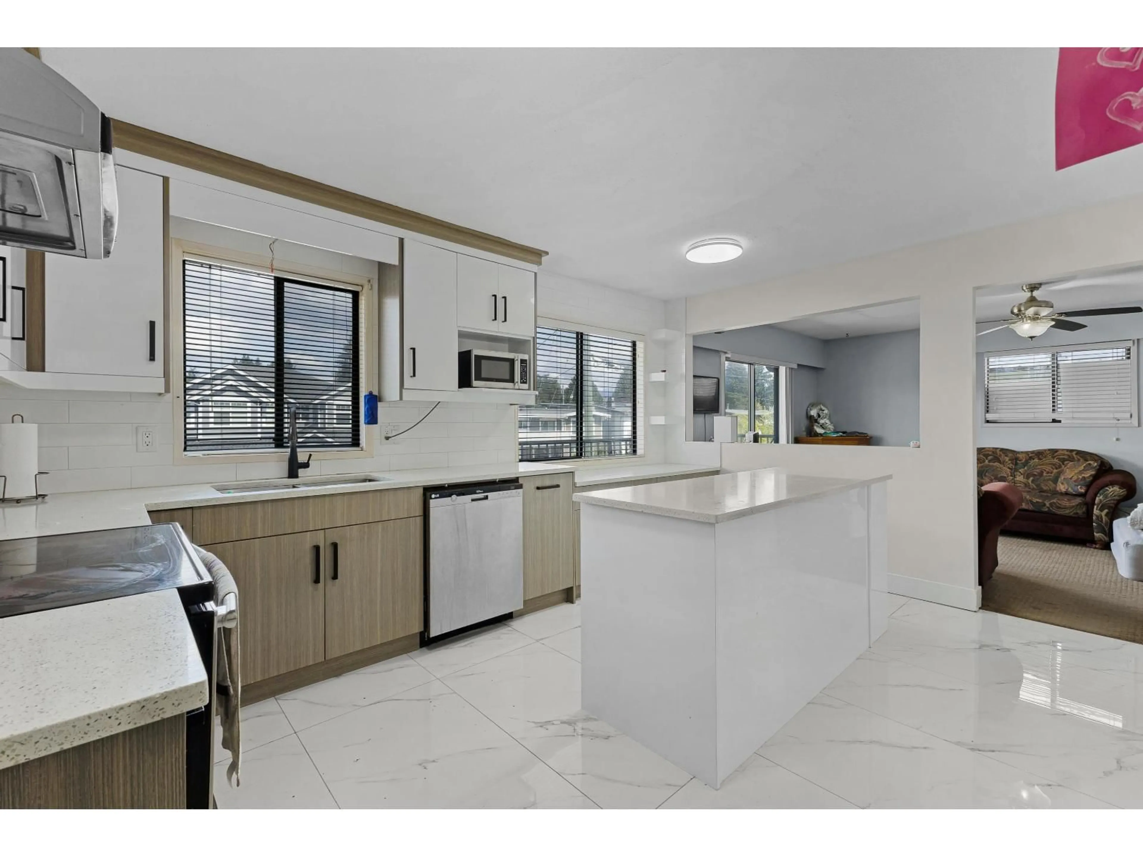 Open concept kitchen, ceramic/tile floor for 31872 STARLING AVENUE, Mission British Columbia V2V4S6