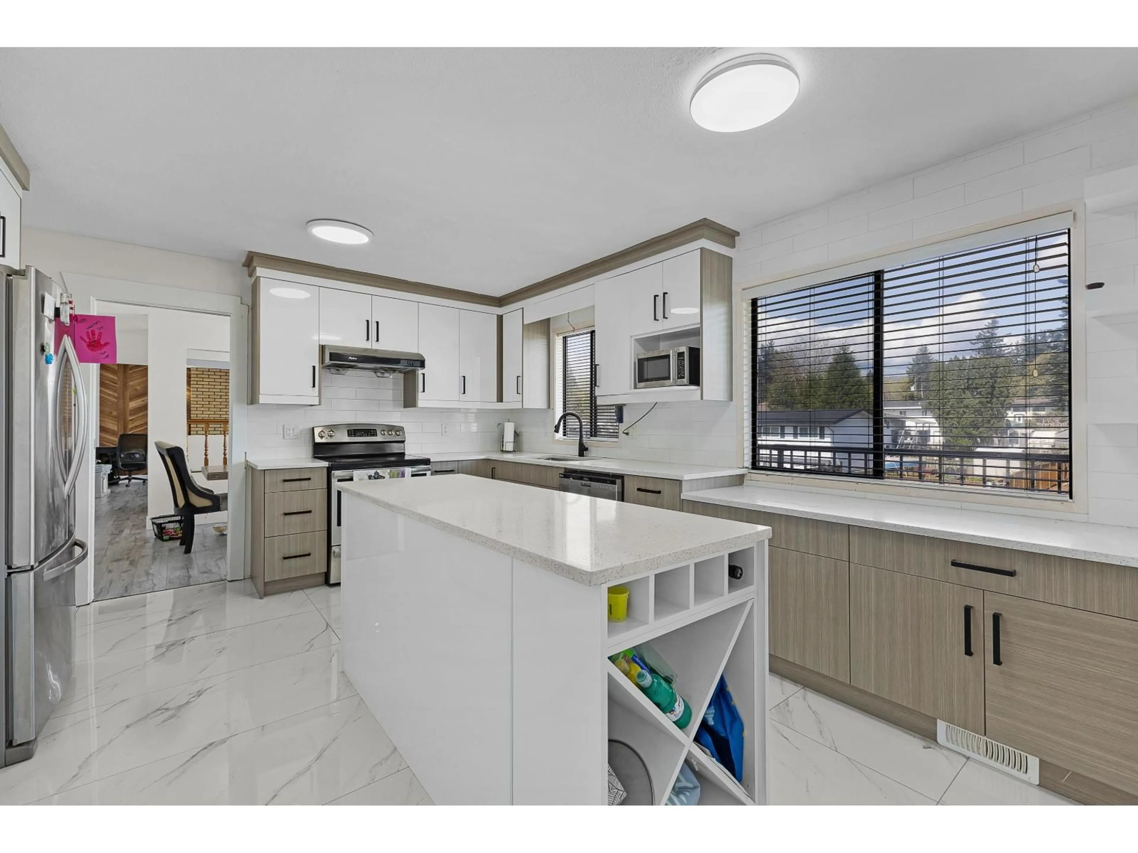 Open concept kitchen, ceramic/tile floor for 31872 STARLING AVENUE, Mission British Columbia V2V4S6