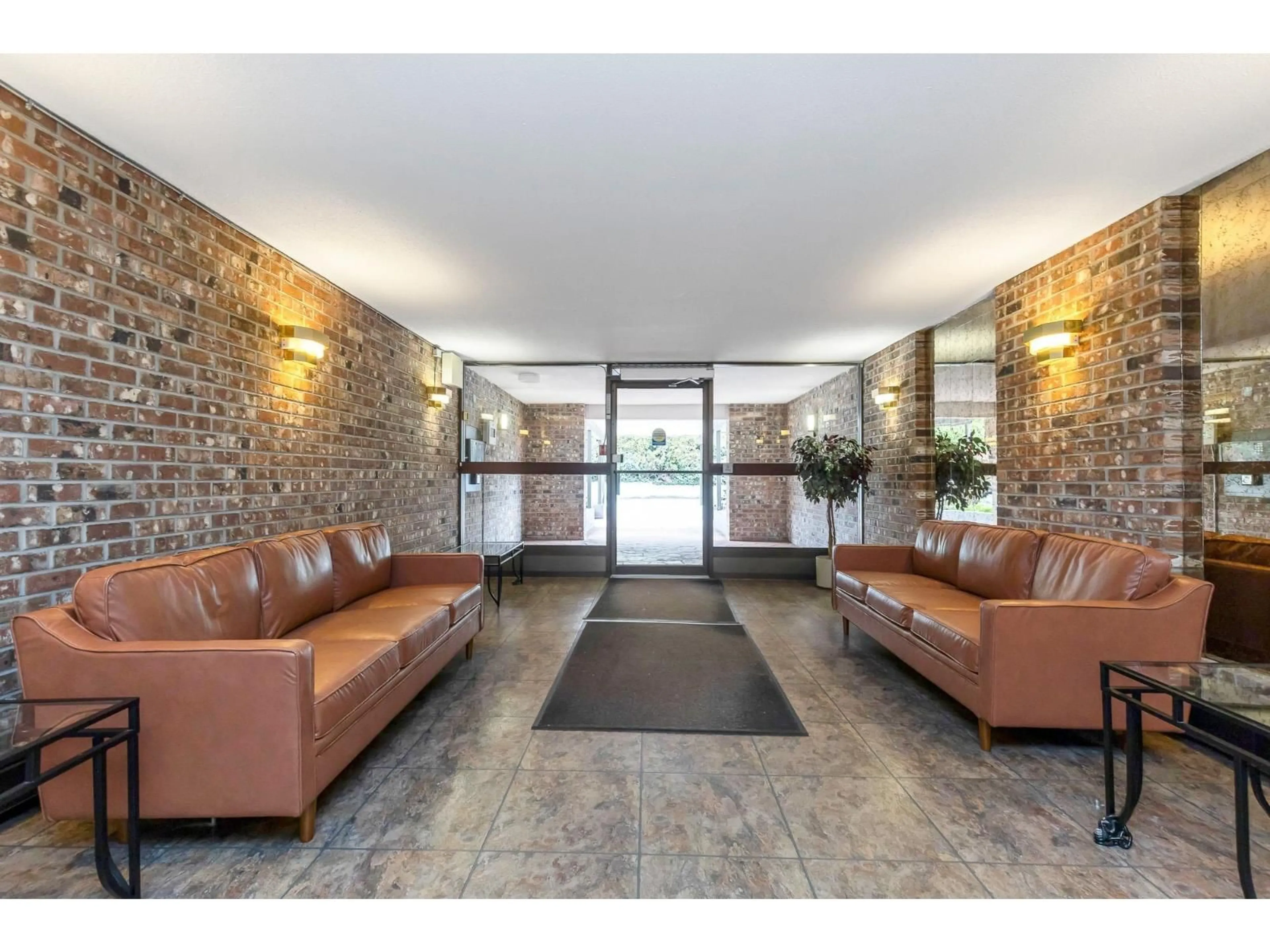 Lobby for 105 - 32175 OLD YALE ROAD, Abbotsford British Columbia V2T2C8