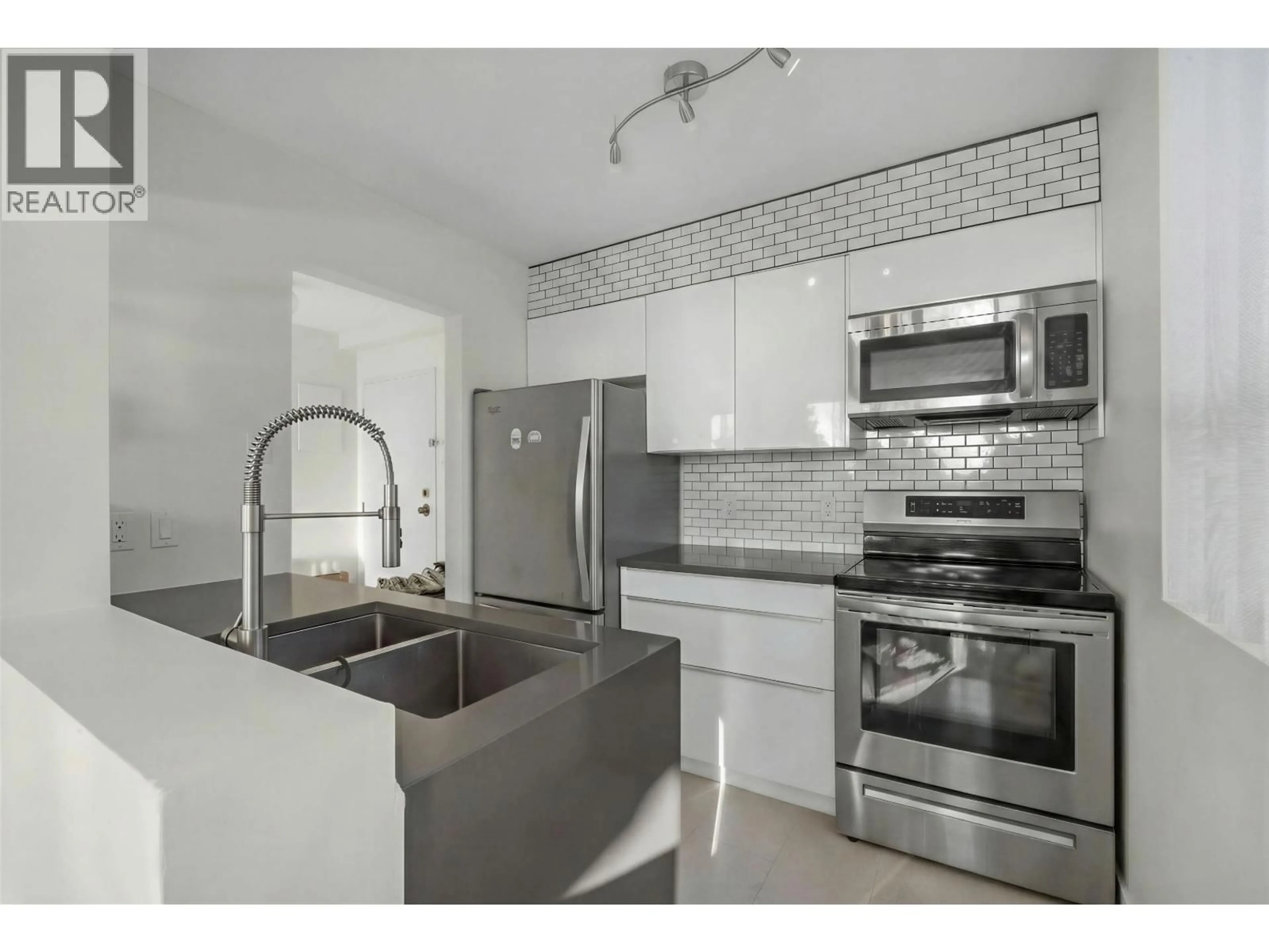 Standard kitchen, ceramic/tile floor for 502 - 1737 DUCHESS AVENUE, West Vancouver British Columbia V7V1P8