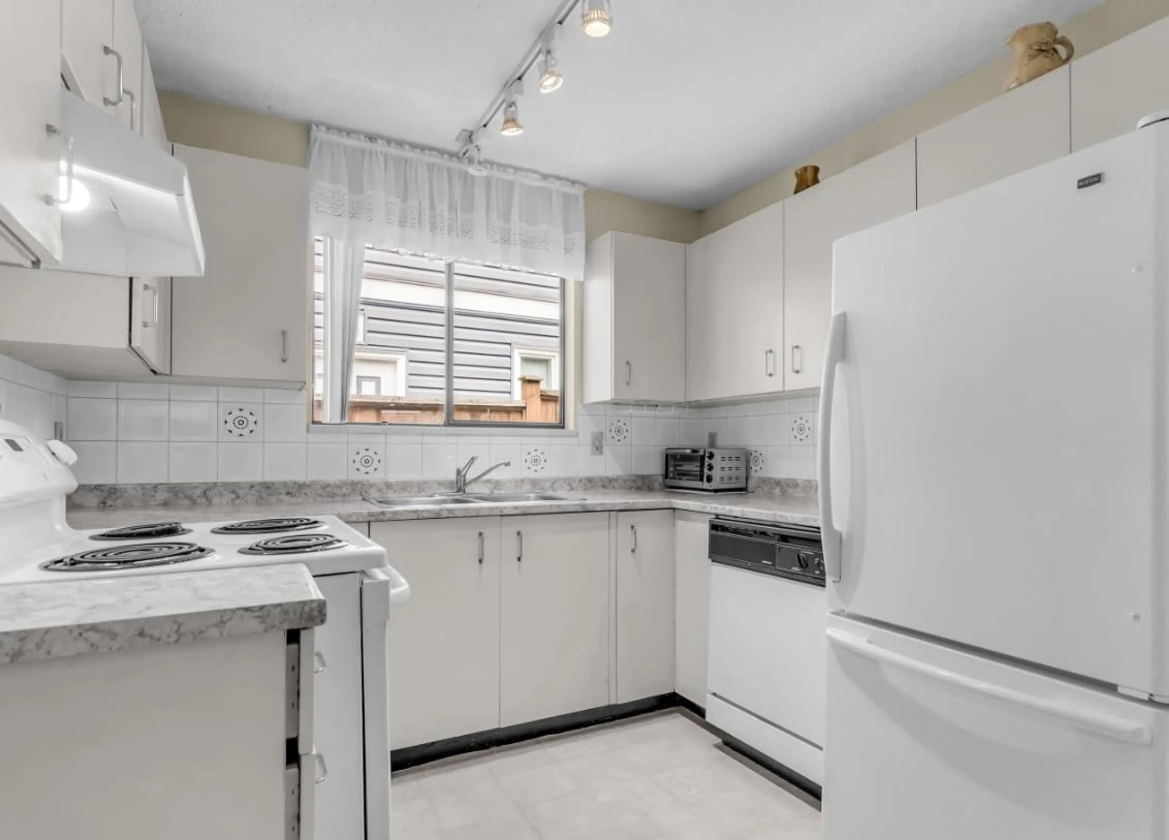 Standard kitchen, unknown for 11902 BAKER PLACE, Delta British Columbia V4E2V9