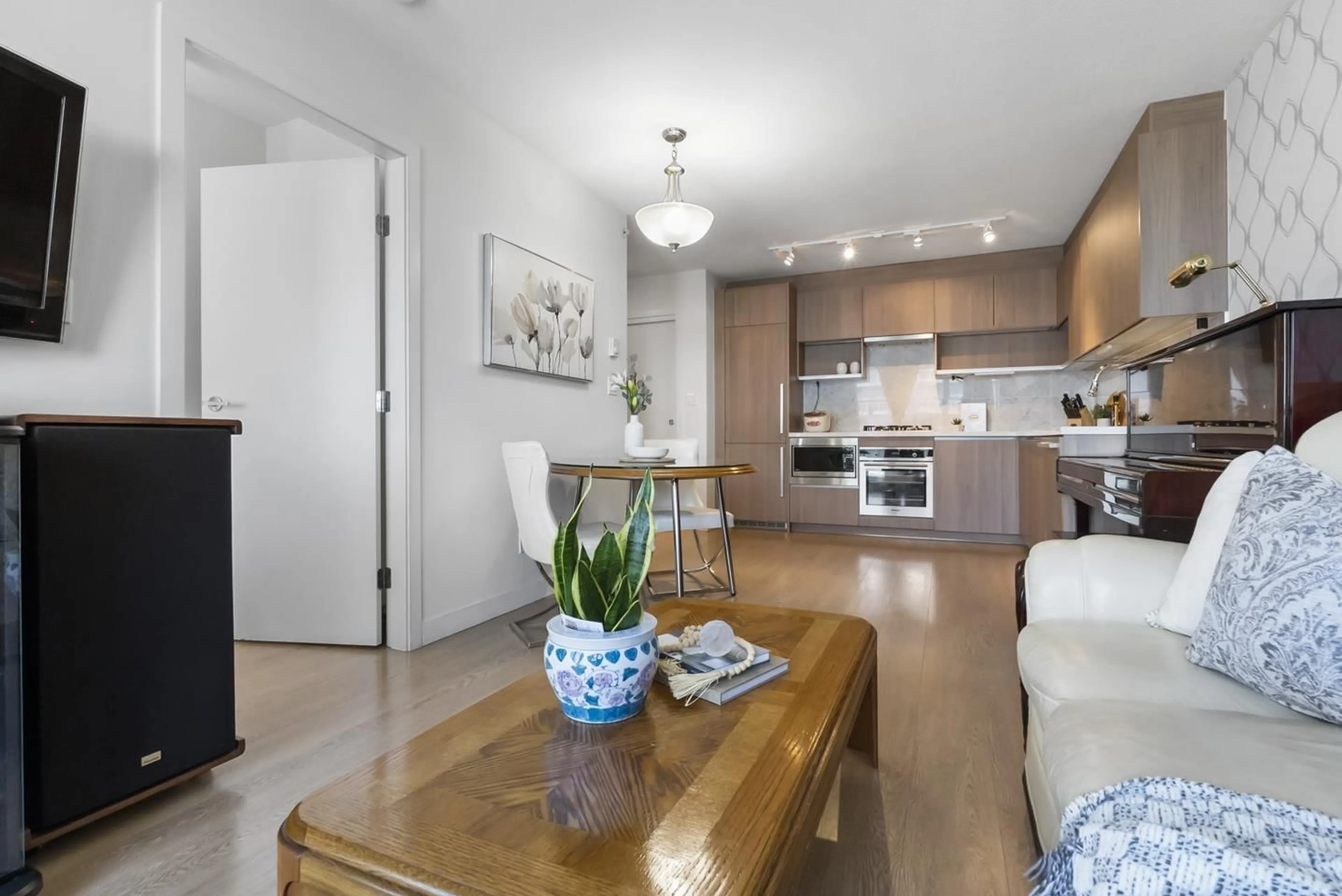 Open concept kitchen, wood/laminate floor for 3908 - 13696 100 AVENUE, Surrey British Columbia V3T0L5