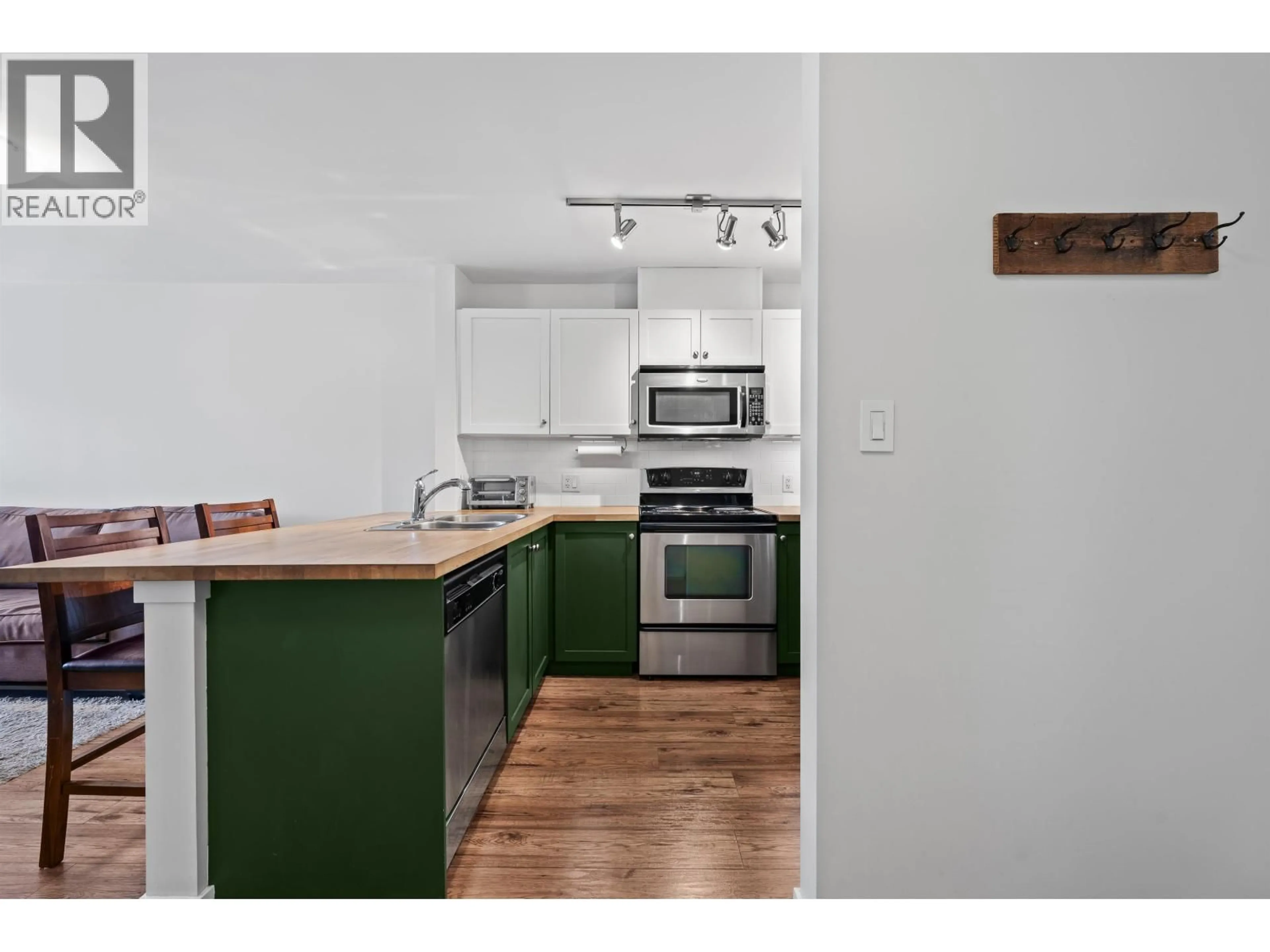 Standard kitchen, wood/laminate floor for 312 - 315 KNOX STREET, New Westminster British Columbia V3L0B5