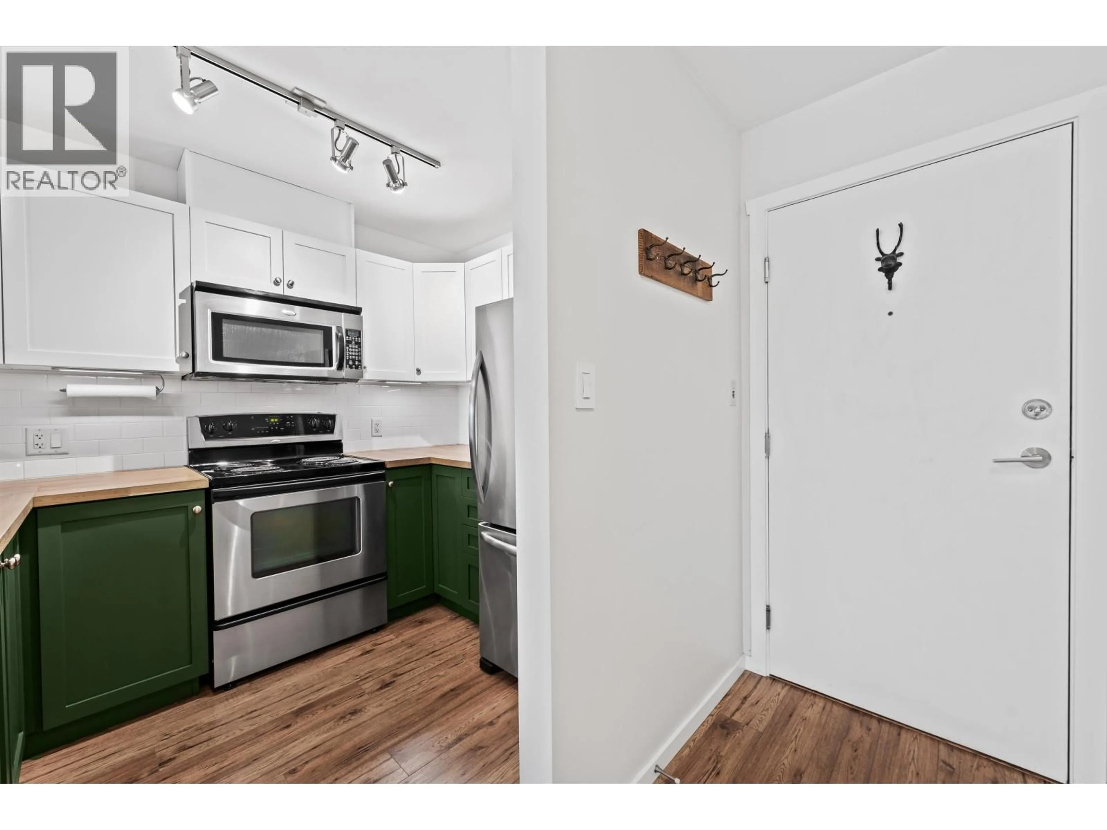 Standard kitchen, unknown for 312 - 315 KNOX STREET, New Westminster British Columbia V3L0B5