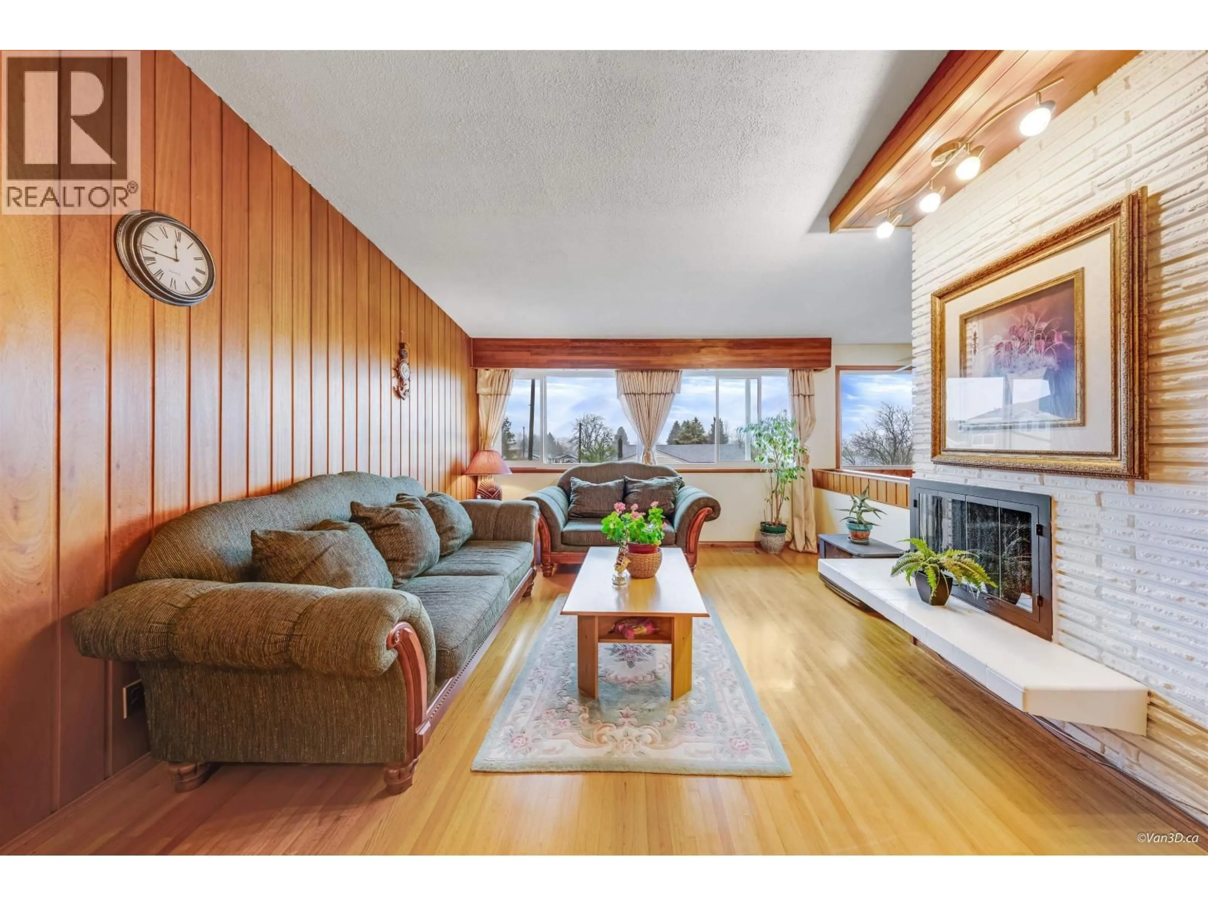 Living room with furniture, wood/laminate floor for 4646 CHARLOTTE COURT, Burnaby British Columbia V5G2R8