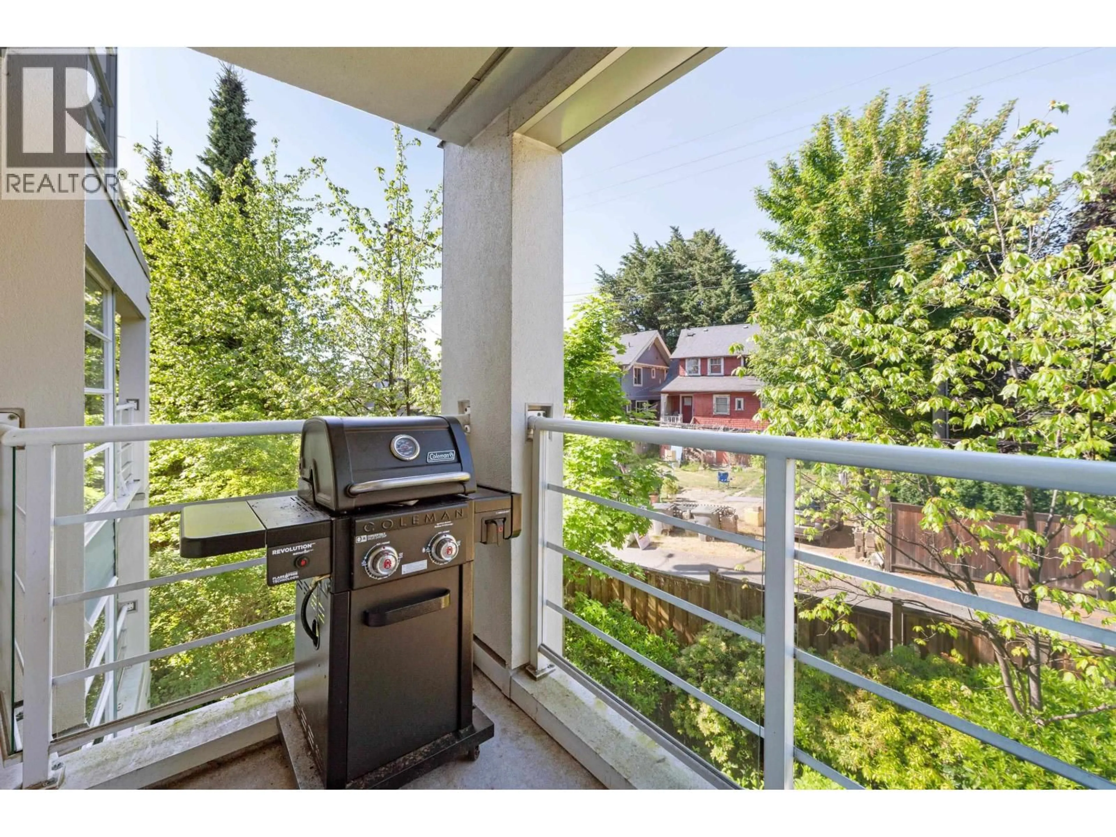 Patio, water/lake/river/ocean view for 304 - 2525 4TH AVENUE, Vancouver British Columbia V6K1P5