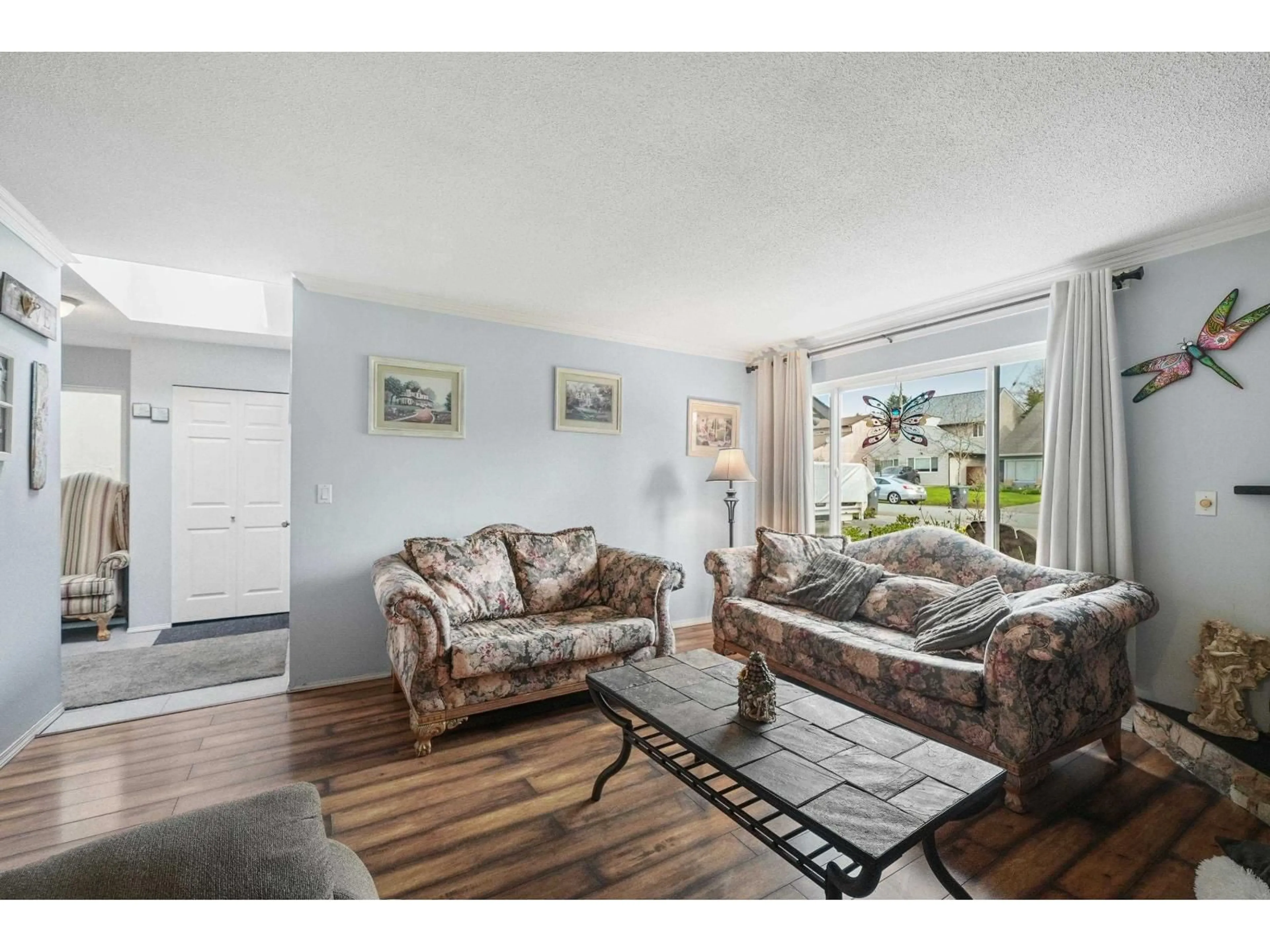 Living room with furniture, wood/laminate floor for 19432 62 AVENUE, Surrey British Columbia V3S7L4