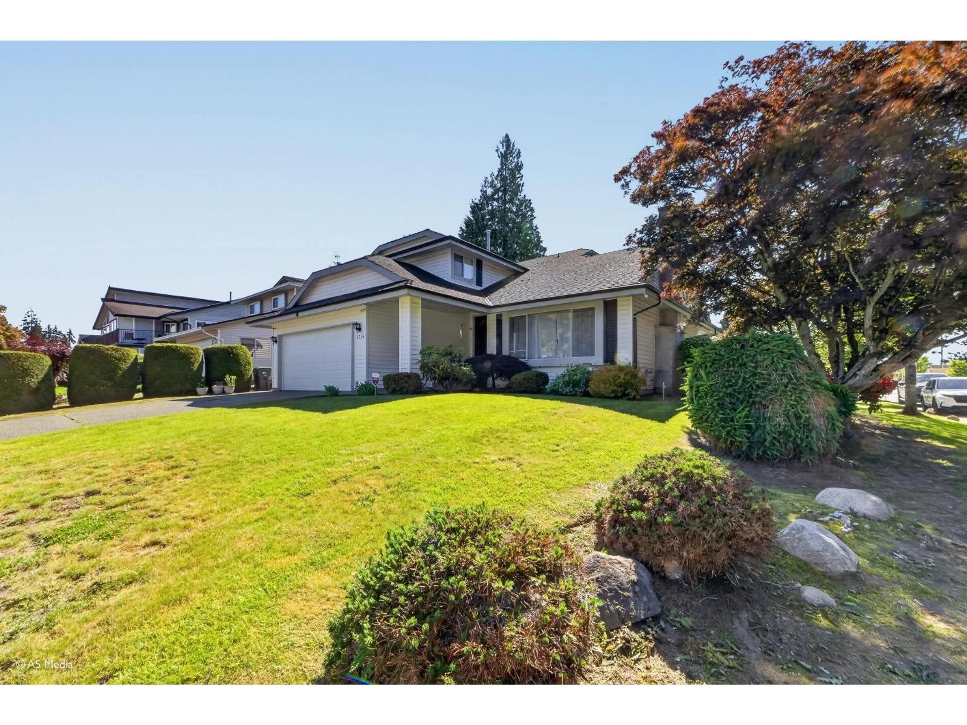 A pic from outside/outdoor area/front of a property/back of a property/a pic from drone, street for 6715 128B STREET, Surrey British Columbia V3W9X7