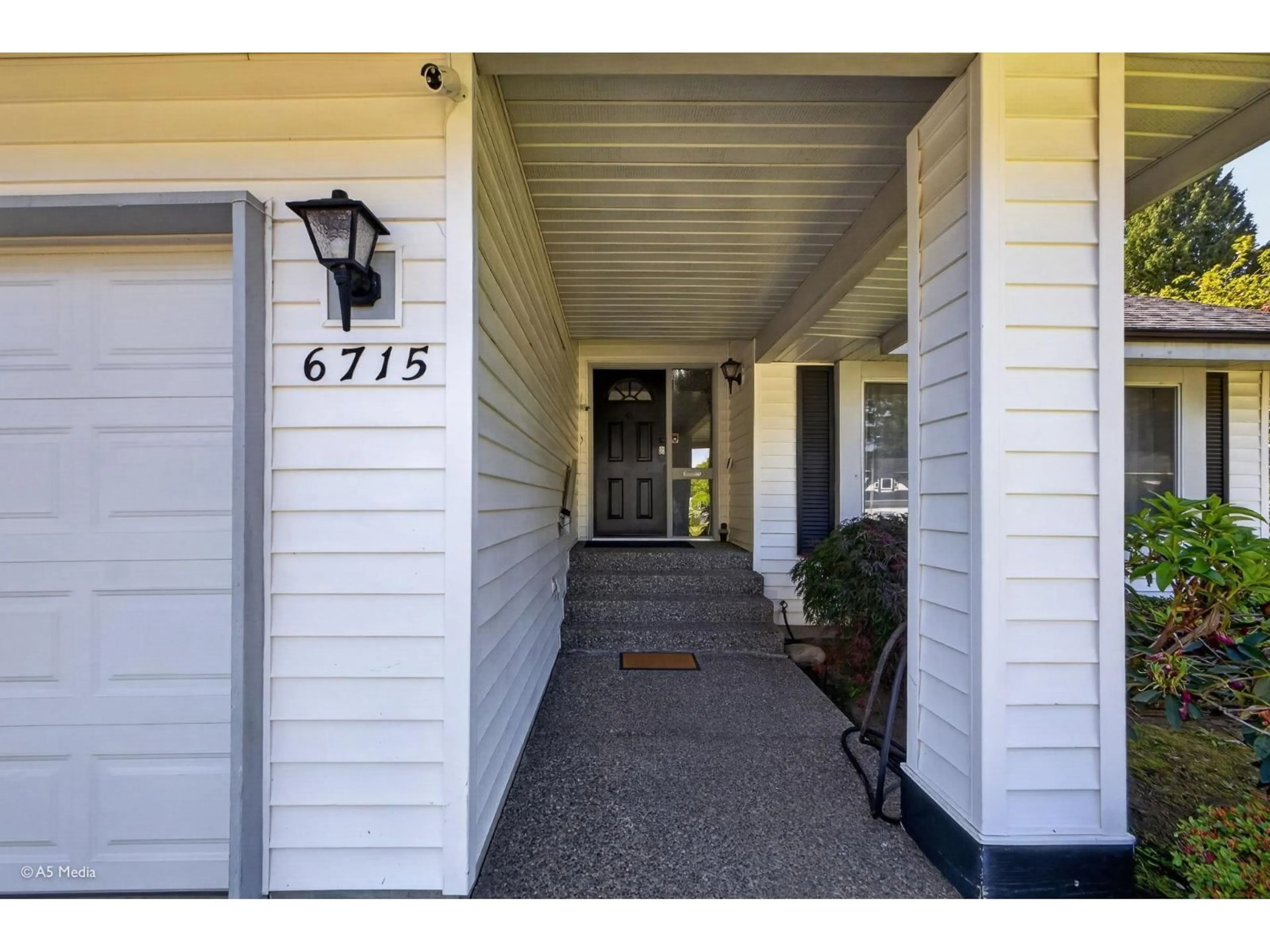 Indoor entryway for 6715 128B STREET, Surrey British Columbia V3W9X7