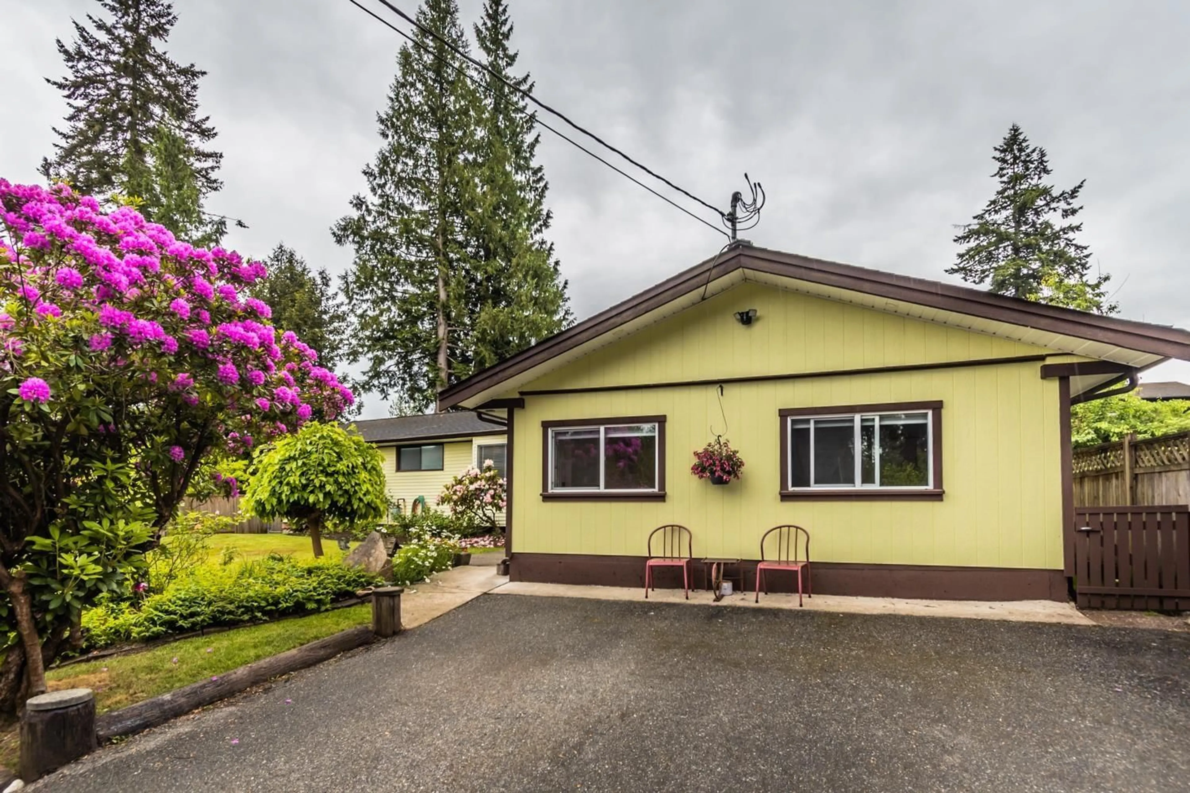 Patio, street for 19746 49 AVENUE, Langley British Columbia V3A3R4