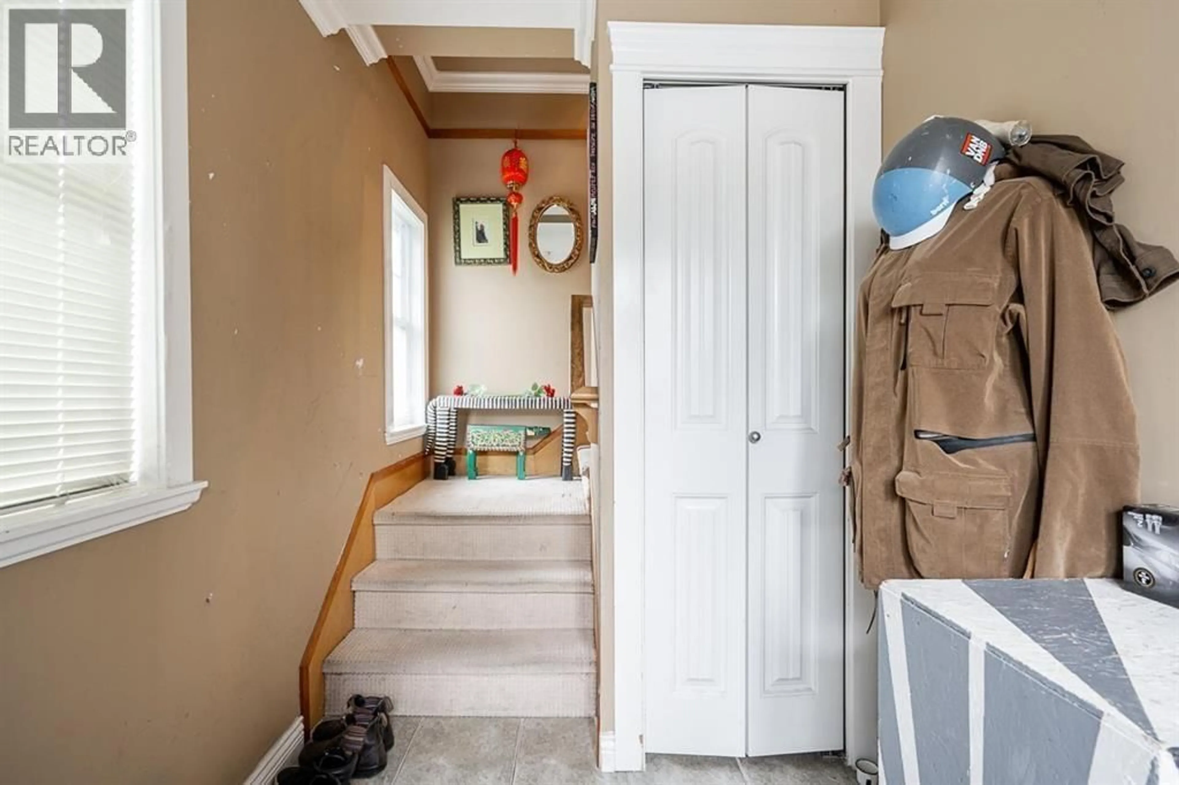 Indoor entryway for 2849 LAKEWOOD DRIVE, Vancouver British Columbia V5N5P8