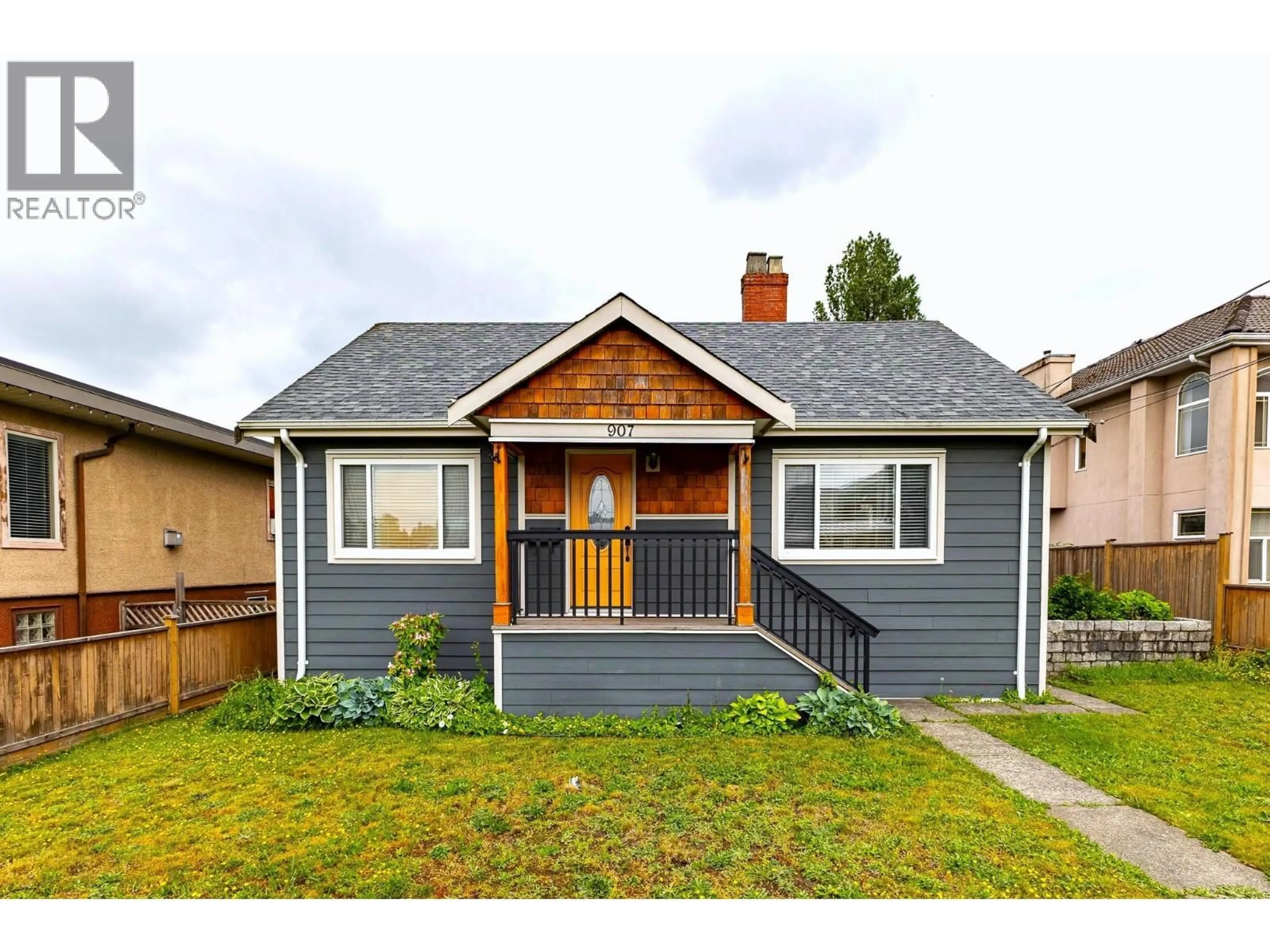 Home with vinyl exterior material, street for 907 SIXTH STREET, New Westminster British Columbia V3L3C8