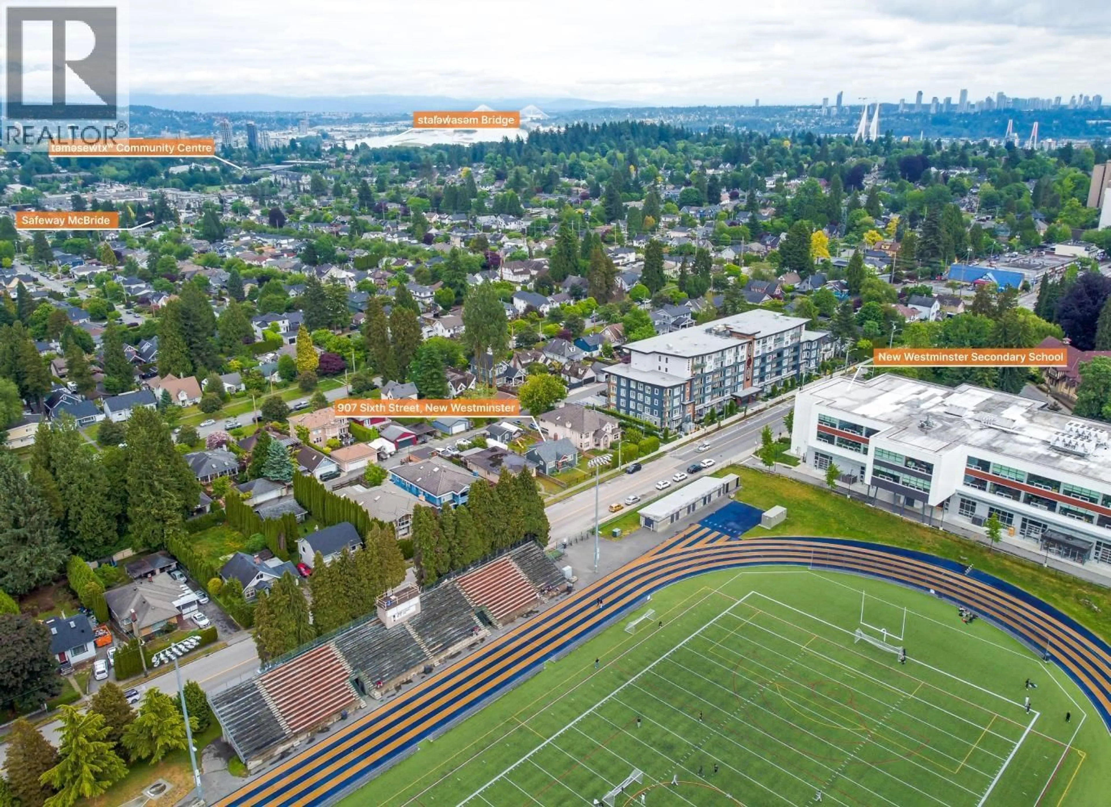 A pic from outside/outdoor area/front of a property/back of a property/a pic from drone, city buildings view from balcony for 907 SIXTH STREET, New Westminster British Columbia V3L3C8