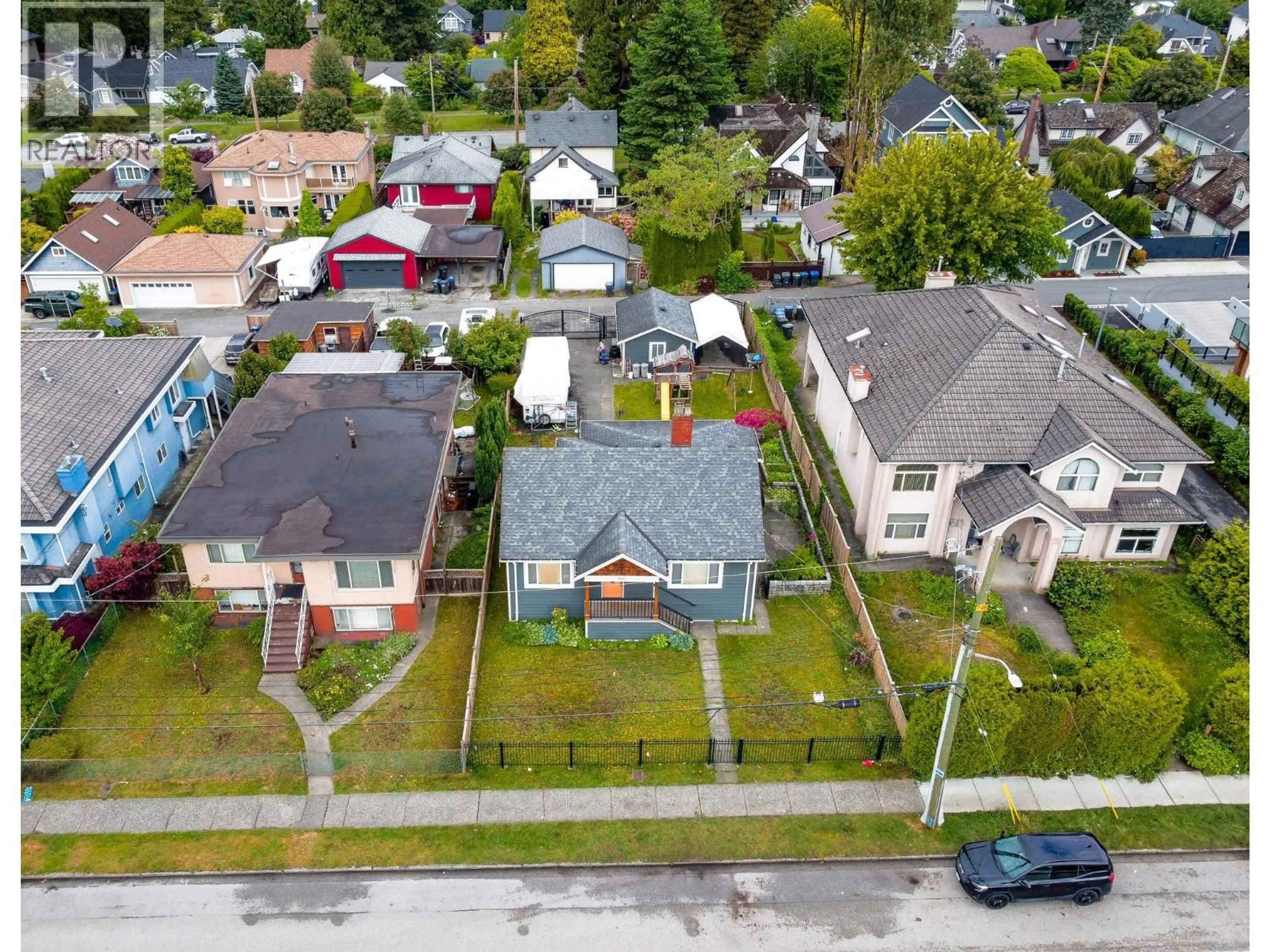 A pic from outside/outdoor area/front of a property/back of a property/a pic from drone, street for 907 SIXTH STREET, New Westminster British Columbia V3L3C8