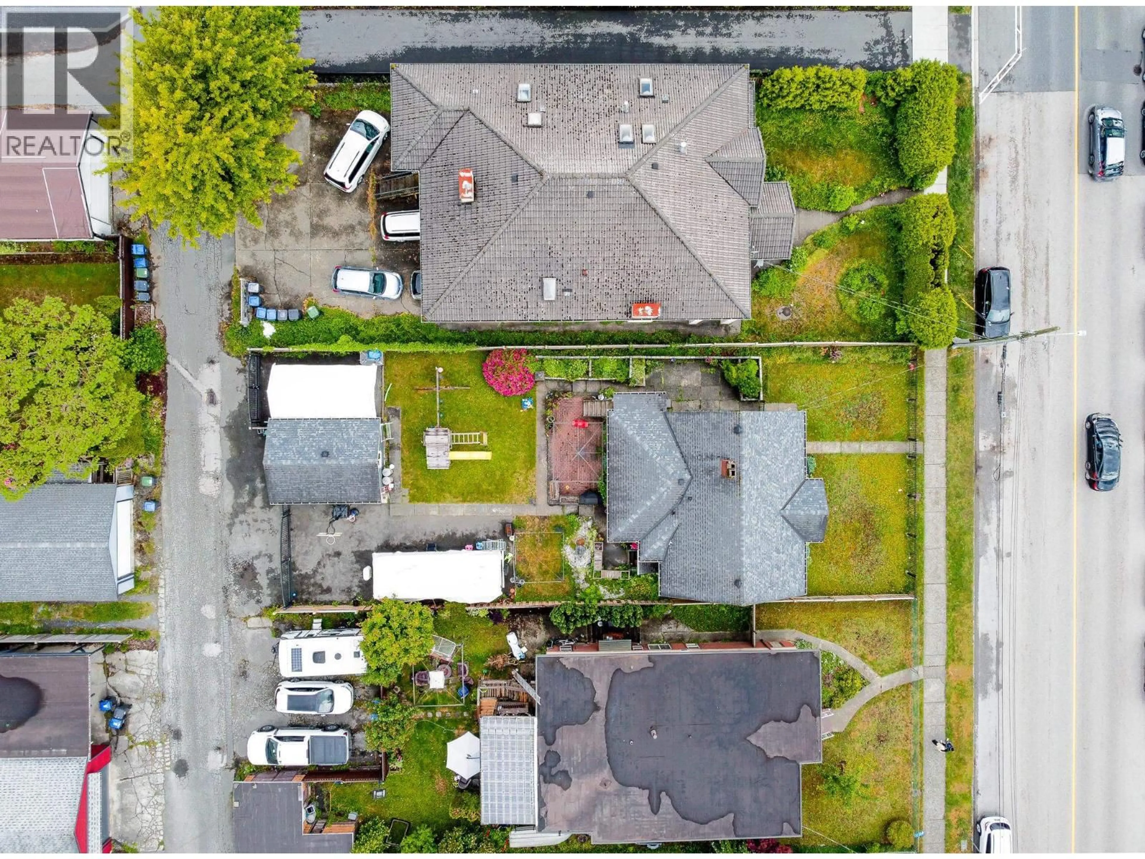 A pic from outside/outdoor area/front of a property/back of a property/a pic from drone, street for 907 SIXTH STREET, New Westminster British Columbia V3L3C8