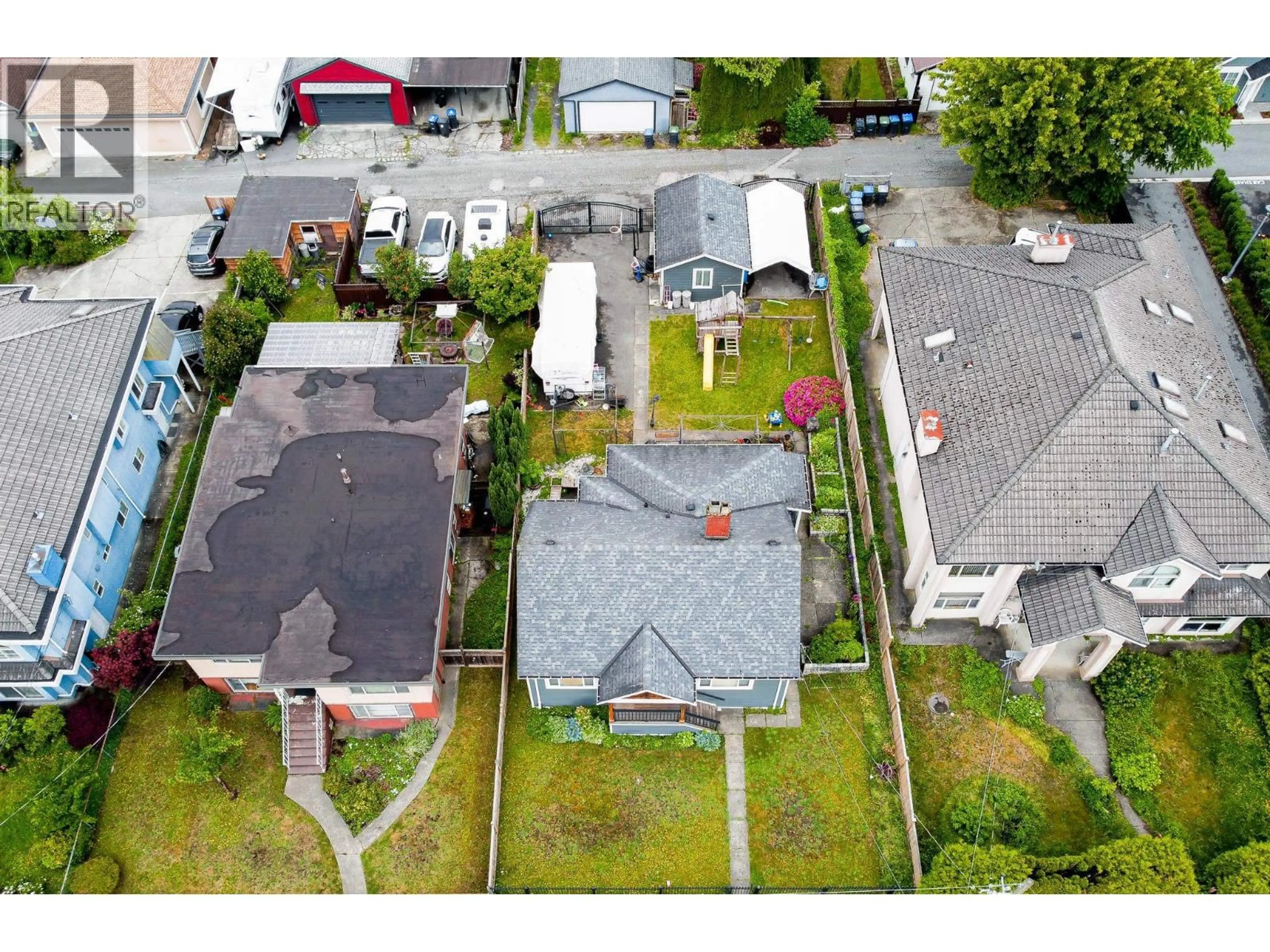 A pic from outside/outdoor area/front of a property/back of a property/a pic from drone, street for 907 SIXTH STREET, New Westminster British Columbia V3L3C8