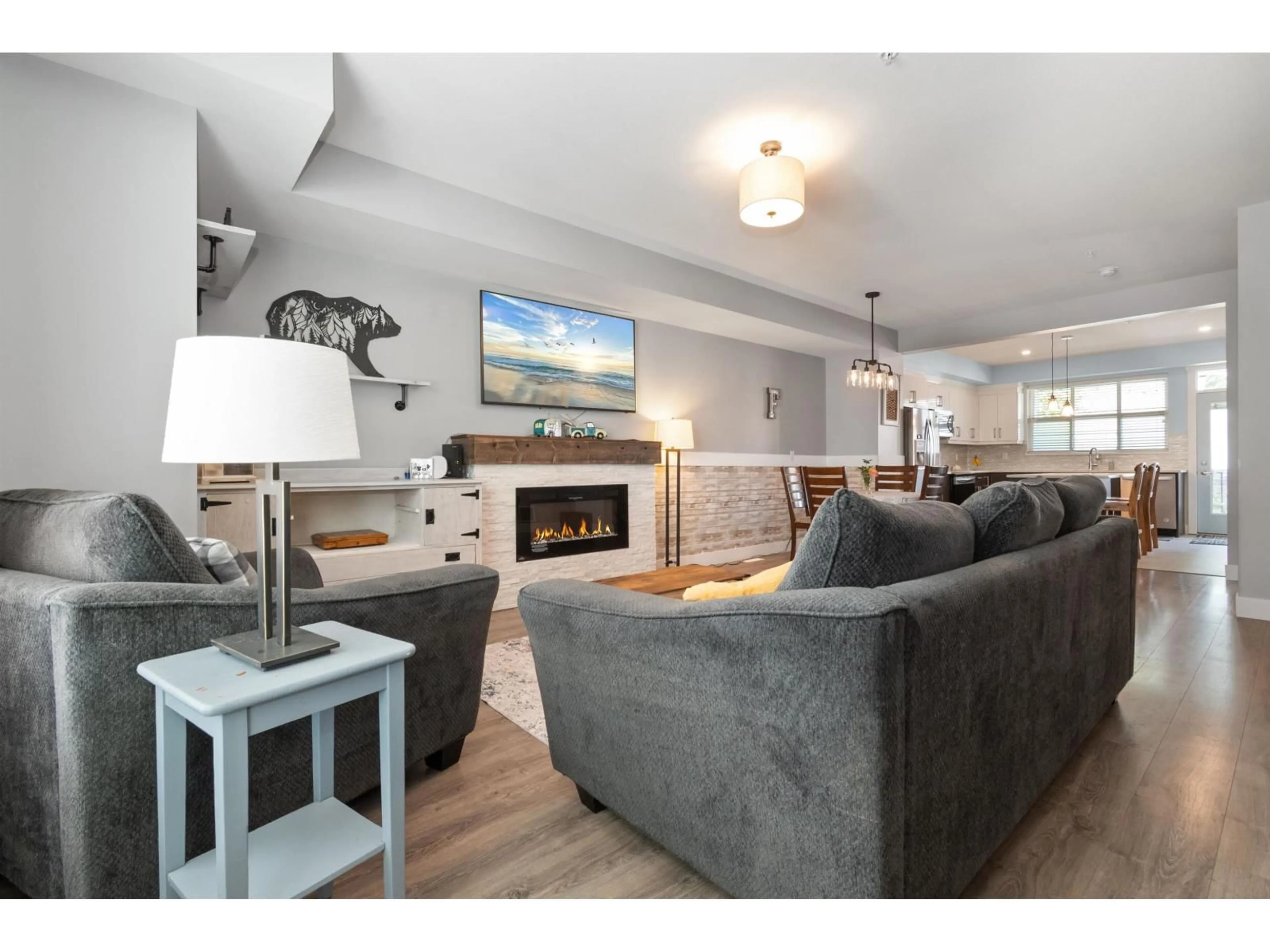 Living room with furniture, wood/laminate floor for 2 - 45395 SPADINA AVENUE, Chilliwack British Columbia V2P0H3