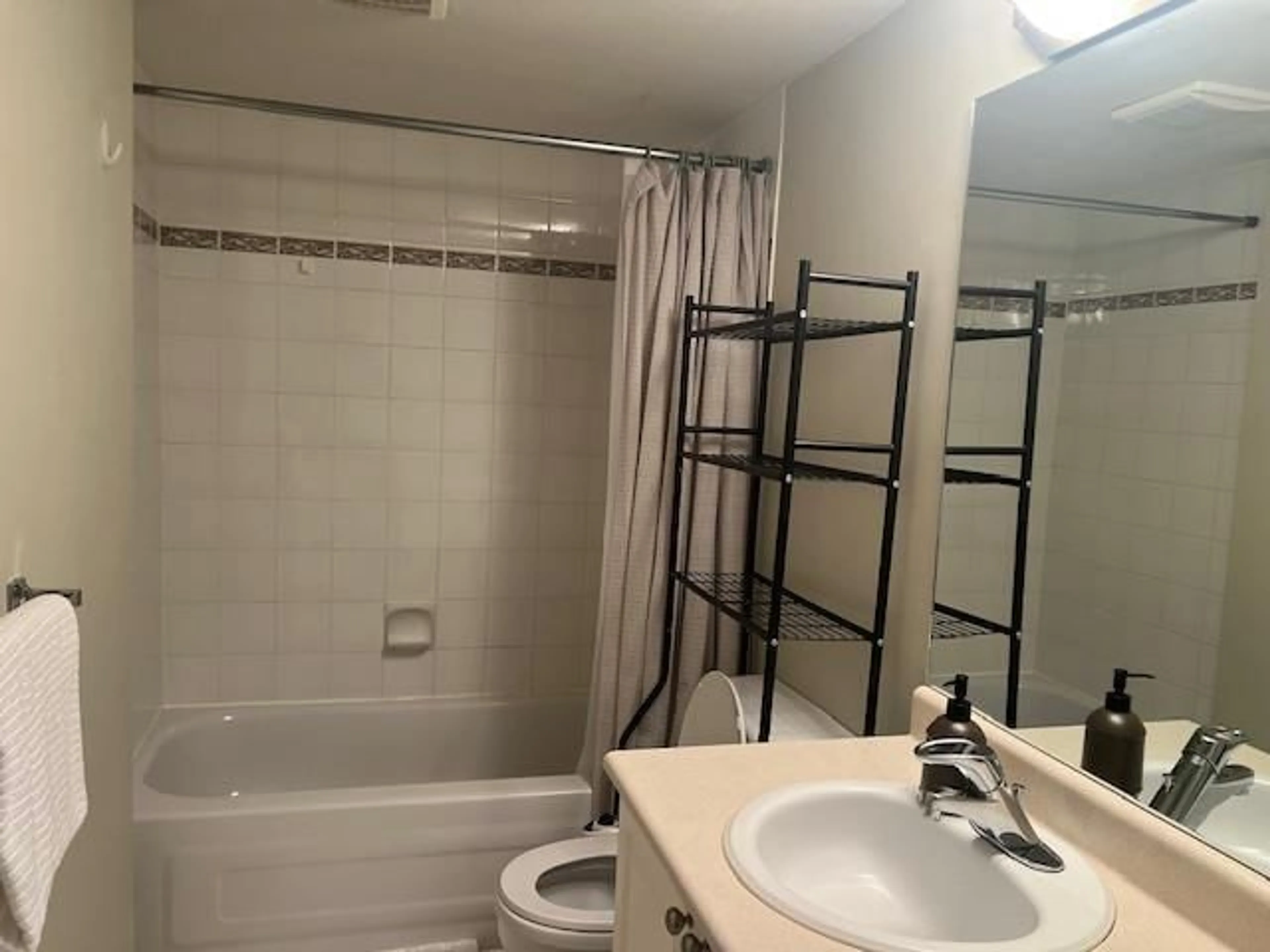 Standard bathroom, unknown for 26 - 6747 137 STREET, Surrey British Columbia V3W9C4