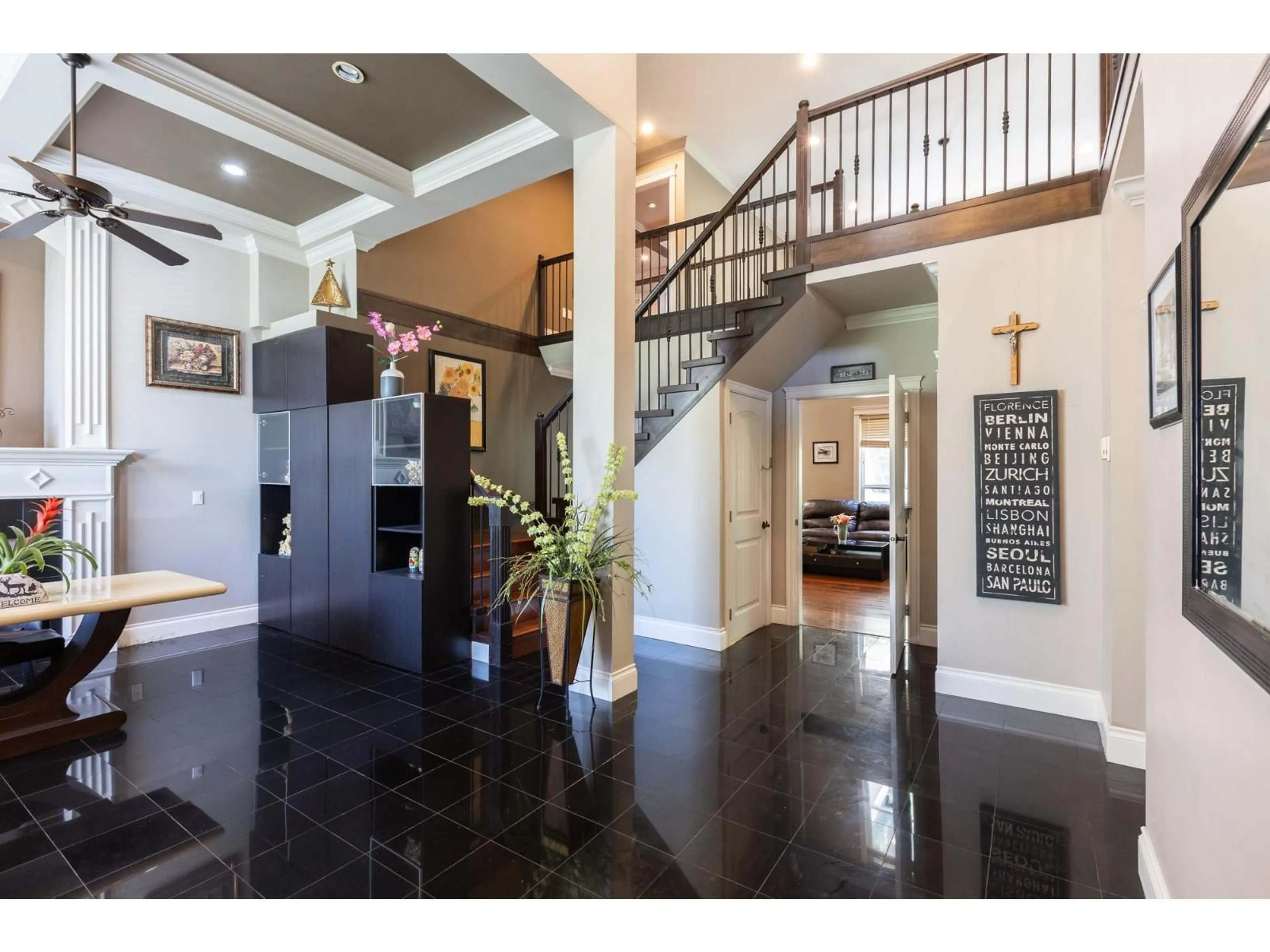 Indoor foyer for 9766 160A STREET, Surrey British Columbia V4N5M1