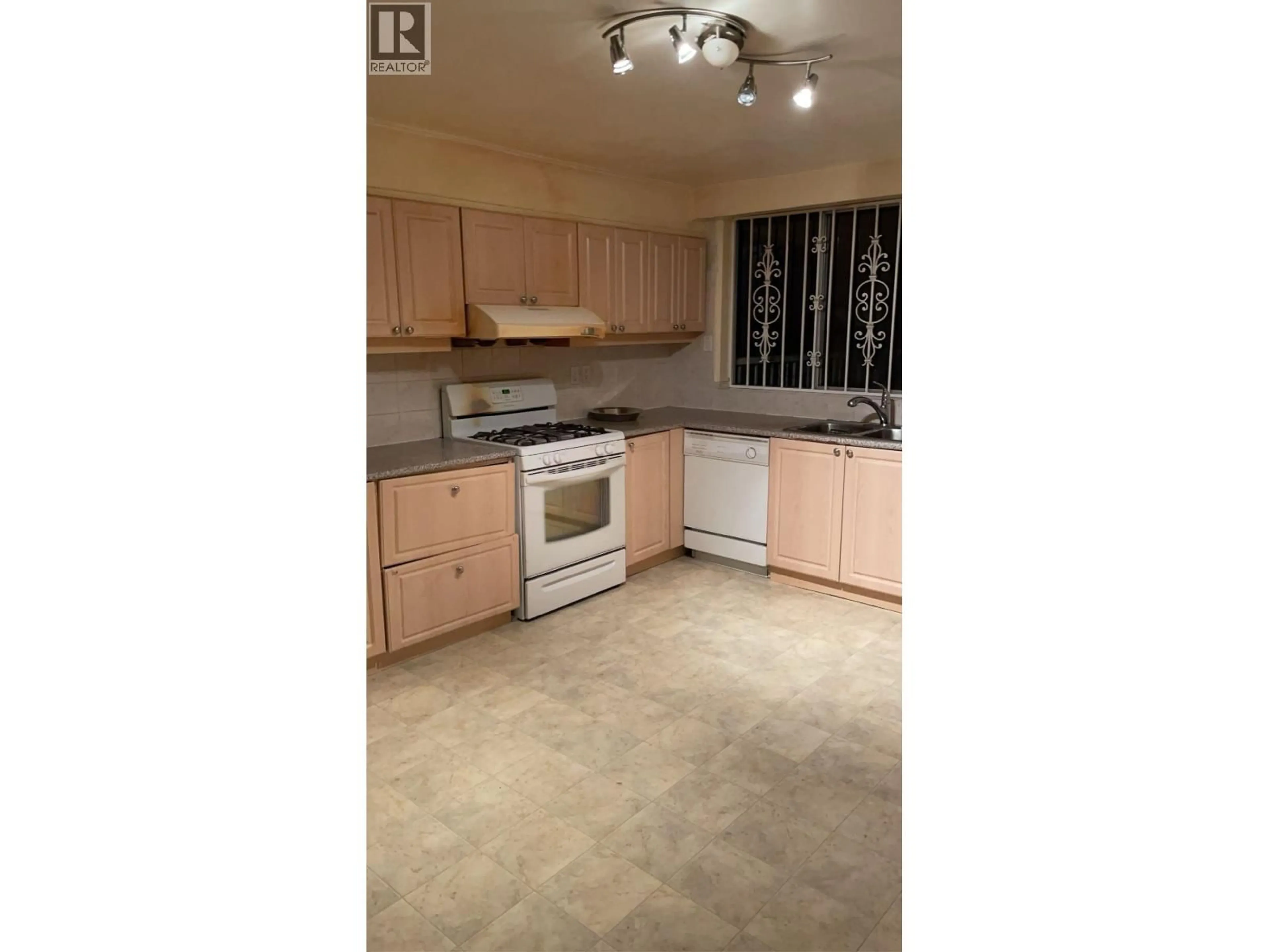 Standard kitchen, unknown for 4904 RUPERT STREET, Vancouver British Columbia V3S2J1