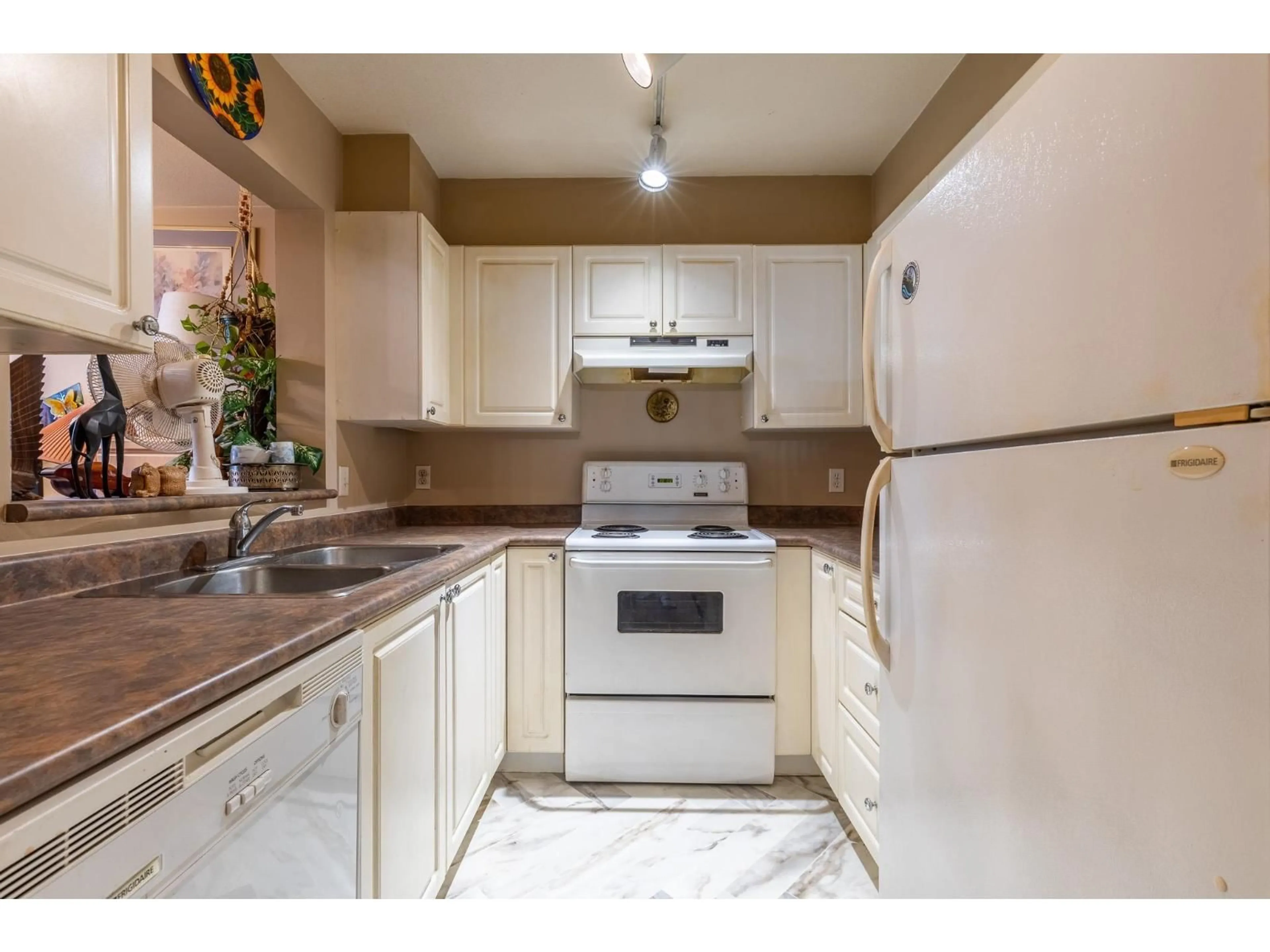 Standard kitchen, unknown for 427 - 9979 140 STREET, Surrey British Columbia V3T5W2