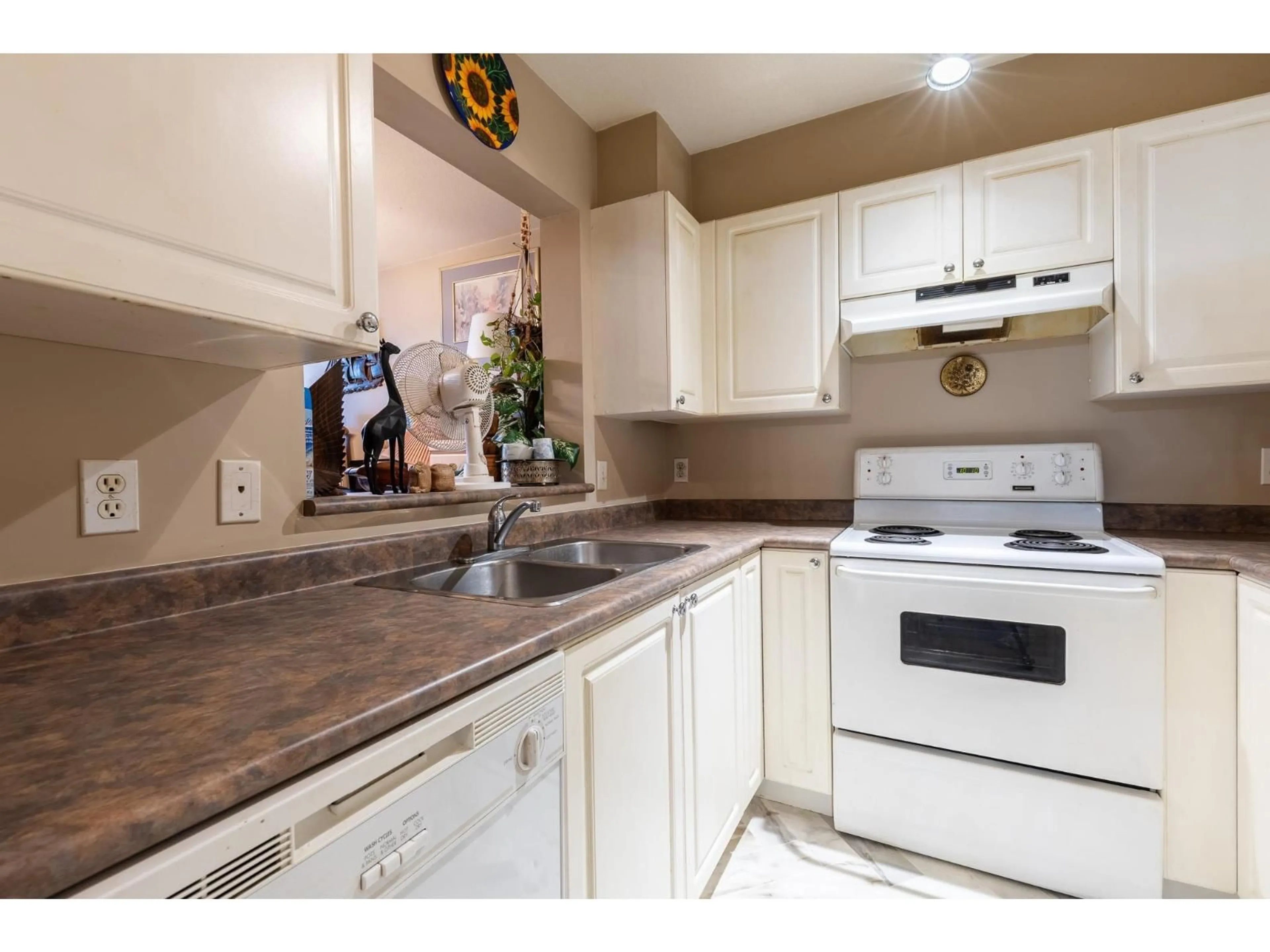 Standard kitchen, unknown for 427 - 9979 140 STREET, Surrey British Columbia V3T5W2