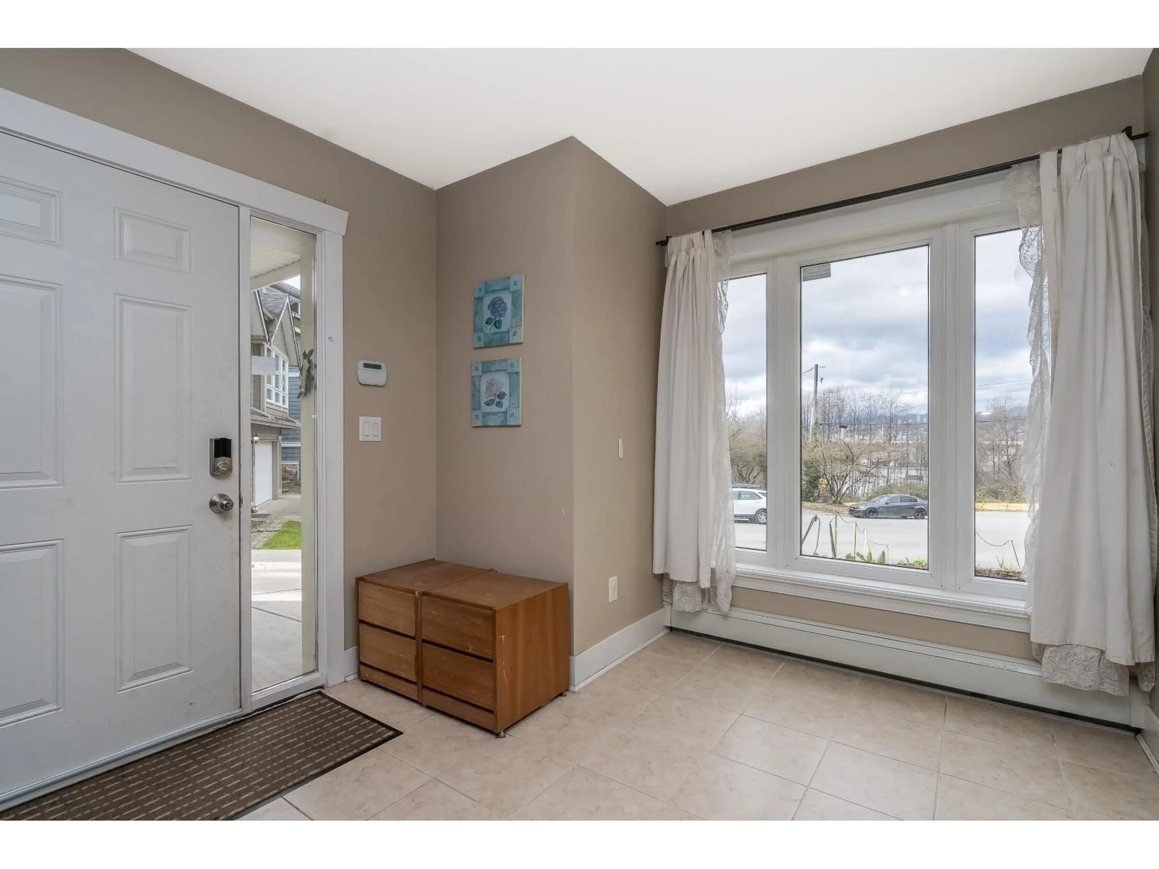 Indoor entryway for 13838 116 AVENUE, Surrey British Columbia V3R2T2
